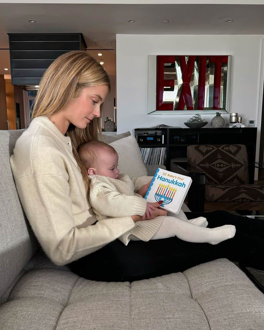 ケイト・ボックのインスタグラム：「Big book girl. 🤍」