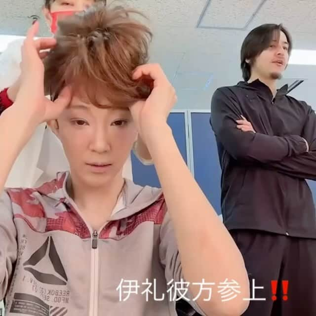 紅ゆずるのインスタグラム：「.  朝の開演前から楽しい❤️  #伊礼彼方　様 #彼子 #紅ゆずる #紅子  いつかコラボすると思うw」