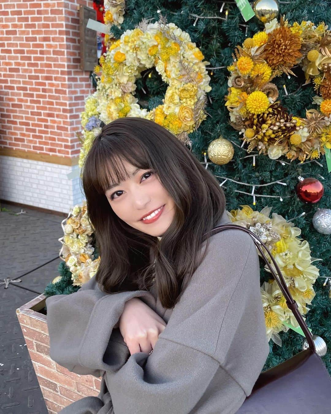 前田亜美さんのインスタグラム写真 - (前田亜美Instagram)「. クリスマスマーケットに行ってきた🎄.*. . . . 夕方に行ったので明るい時間と 暗くなる時間が楽しめていい感じの雰囲気で最高でした…🫶🏻💙🎅🏻💫⭐︎. . . イルミネーションもキラキラで可愛くて楽しかった! チュロスとビーフシチューパイ🥧美味しかったよおお . .  #クリスマスマーケット  #外苑前  #銀杏並木  #クリスマス #今年は明治神宮外苑でクリスマスマーケット」12月9日 17時11分 - ami___maeda0601