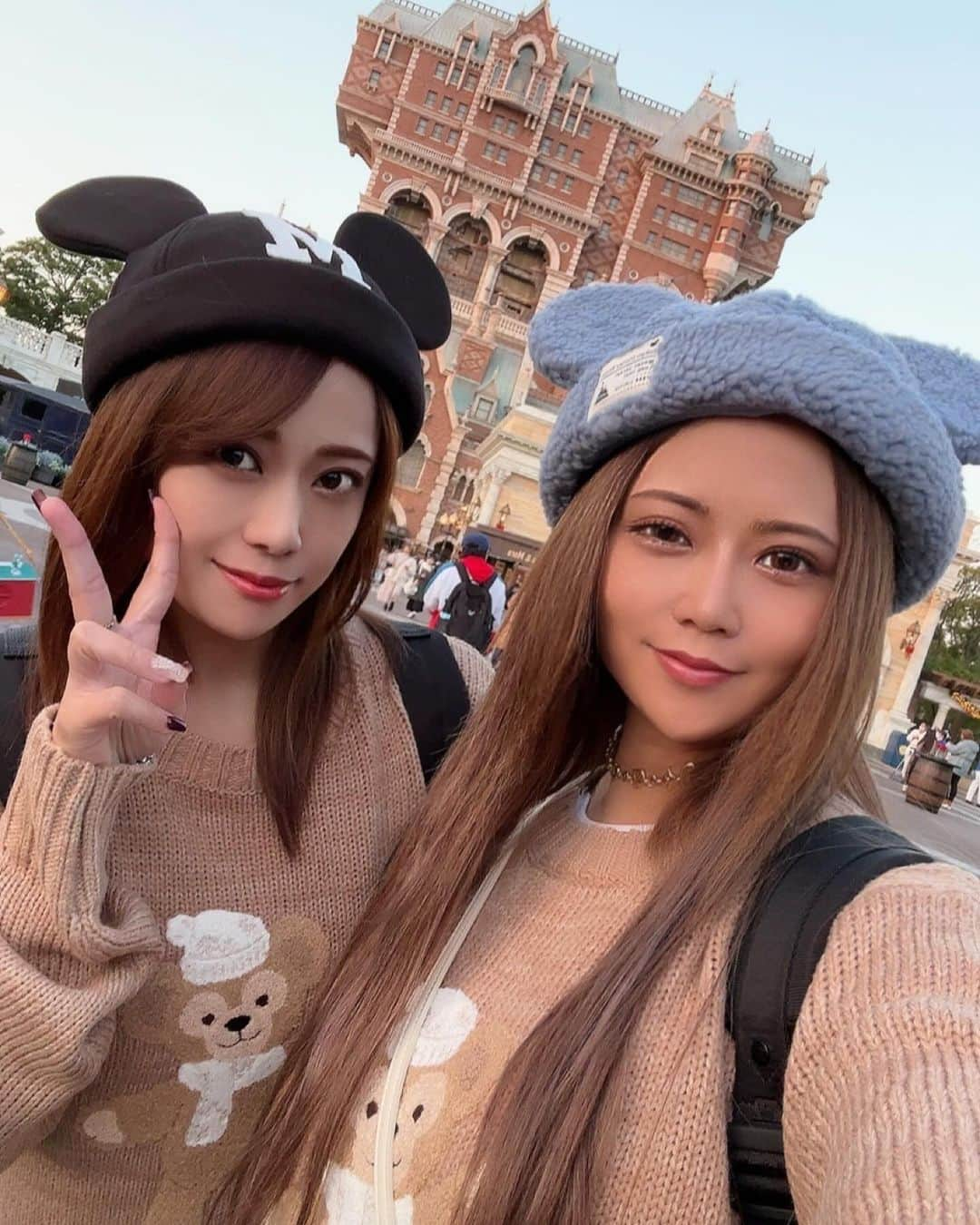 REINAさんのインスタグラム写真 - (REINAInstagram)「. ポケ活しに東京行ったけど 急きょディズニーも🐭🏰🌈  滞在時間4時間くらいだったから 乗り物はニモだけ笑  ジャンボリーミッキー 最前列当たって大興奮🙌🏽 デールのステップの踏み方が めっちゃツボすぎて何回も 動画リピートしてる🤣🤣🤣  10年ぶりくらいの クリスマスディズニー🎄.* 思ったほど寒くなくて 最後まで楽しめました✌🏽✨️  お休みの間来てくださった方 すみませんでした🙇🏽‍♀️ 今日から出勤です！ よろしくお願いいたします🧡  OVER LOUNGE CLUB 札幌市中央区南6条西4丁目 第21桂和ビル5F  #すすきの#ラウンジ#すすきのラウンジ#すすきの新店#overloungeclub#オーバーラウンジクラブ#ホステス#キャバ嬢#キャバクラ#ニュークラ#すすきのキャバクラ#すすきのニュークラ#followme#東京ディズニーシー#ディズニー#disney#disneysea#ジャンボリーミッキー#ダッフィー#duffy#ディズニーコーデ#帽子#ミッキー帽子#mickey#ミッキー#mickeymouse#タワーオブテラー#タワテラ#クリスマスディズニー」12月9日 17時13分 - reina.overloungeclub