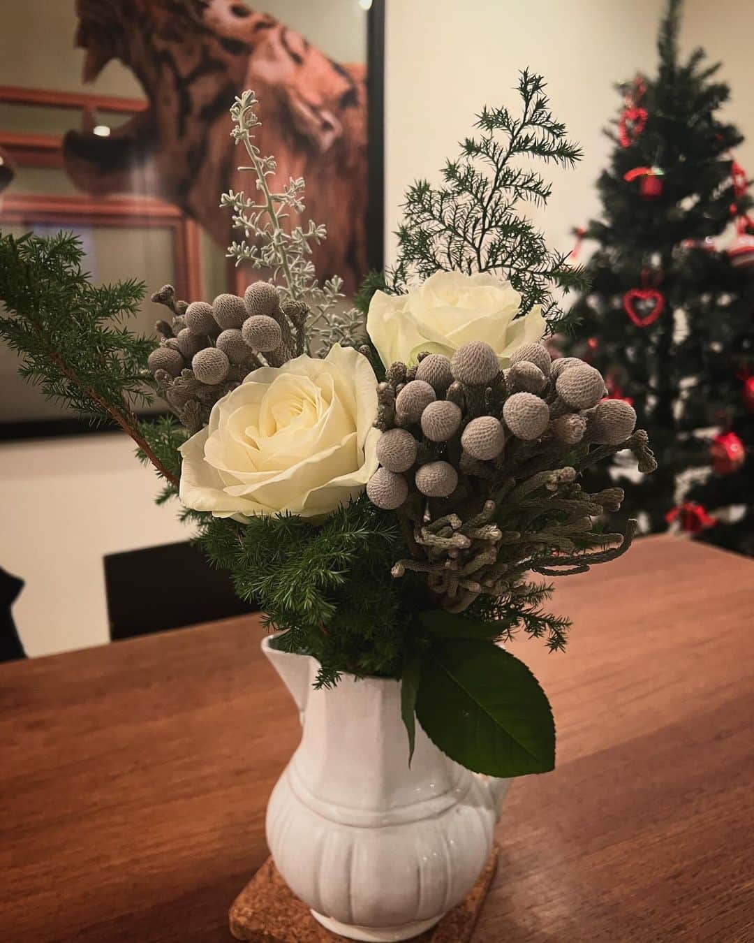 畑野ひろ子のインスタグラム：「今月の @willgarden_official  Monthly flower💐 クリスマスを感じる組み合わせ🎄 真っ白なアバランチェ、ヒムロスギ、雪を積もらせたようなコチア、シルバーブルニア  #flowers #lifestyle #willgarden」