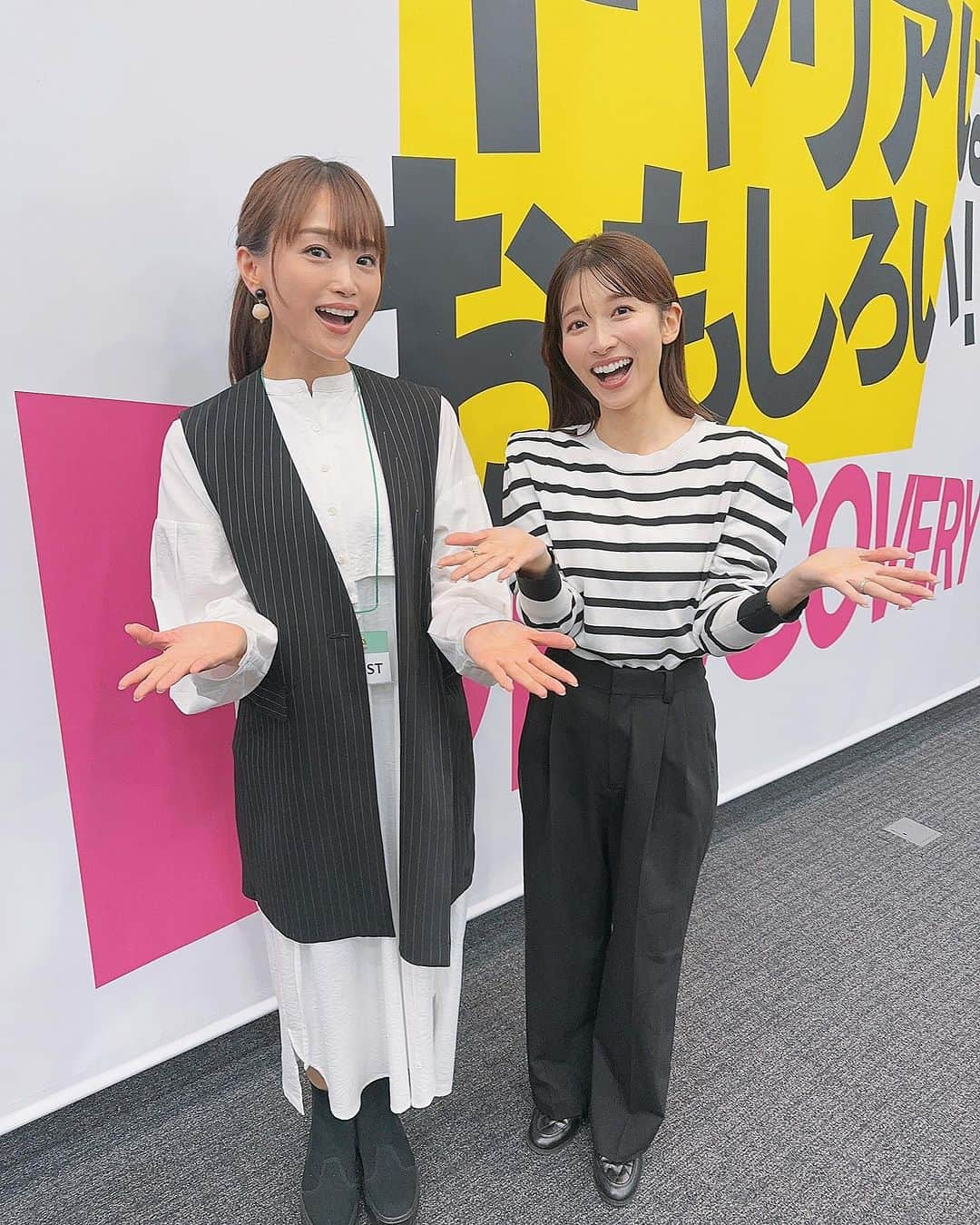 村山千代のインスタグラム：「🥰 可愛い人に変なポーズさせる人🙇‍♀️ 今日は元TBS山本里菜さんと SHOWROOM前田裕二さんに 「はたらくっておもしろい」をテーマにお話を聞きました！ 大学１、２年生向けのイベントで、 大勢の学生さんに来ていただき盛り上がりました！ ありがとうございました！ #私もはたらくの楽しいと思ってる派 #朝は羽田さんと私の陰キャ２人でスタート #前田さんは３分前に来て #ステージをおりたその足で次のお仕事に #皆様お忙しい中ありがとうございます！ #集合写真は配信おじさんにパンチされたみたいになってた😂 #そしてスタッフ表の名前からついに敬称が消える！ #身内に昇格w #光栄だーいw #お菓子いっぱいもらってホクホク笑顔で帰るー」