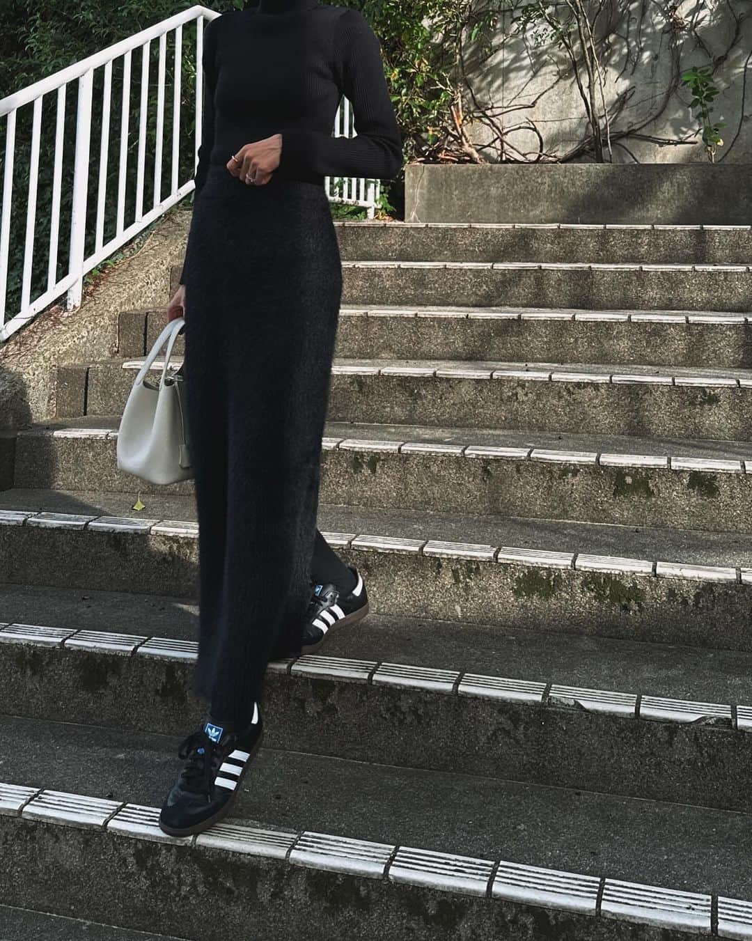 小梶恵莉のインスタグラム：「. 冬って極端に オールブラックか、オールホワイト率が 高くなるねんなぁ🖤🤍🤷🏻‍♀️  何を隠そう靴下まで黒😇(夫の靴下) 　  今日のお昼18℃とかあったね！ あったか〜🌞  #ellie_jp」