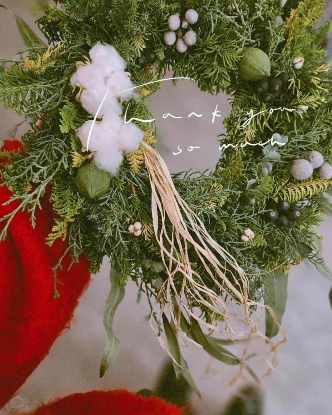 CHIHARUのインスタグラム：「素敵な手作りのｸﾘｽﾏｽﾘｰｽ。 こうやっていろんな方々からたくさんの 愛情いただけて。物だけじゃなくて、かけてくれる言葉だったり。本当に幸せ者です。 言葉ってほんとにパワーもらえるからね。 もらうだけじゃなくてパワーをあげられる人になる。 がんばるよー。」