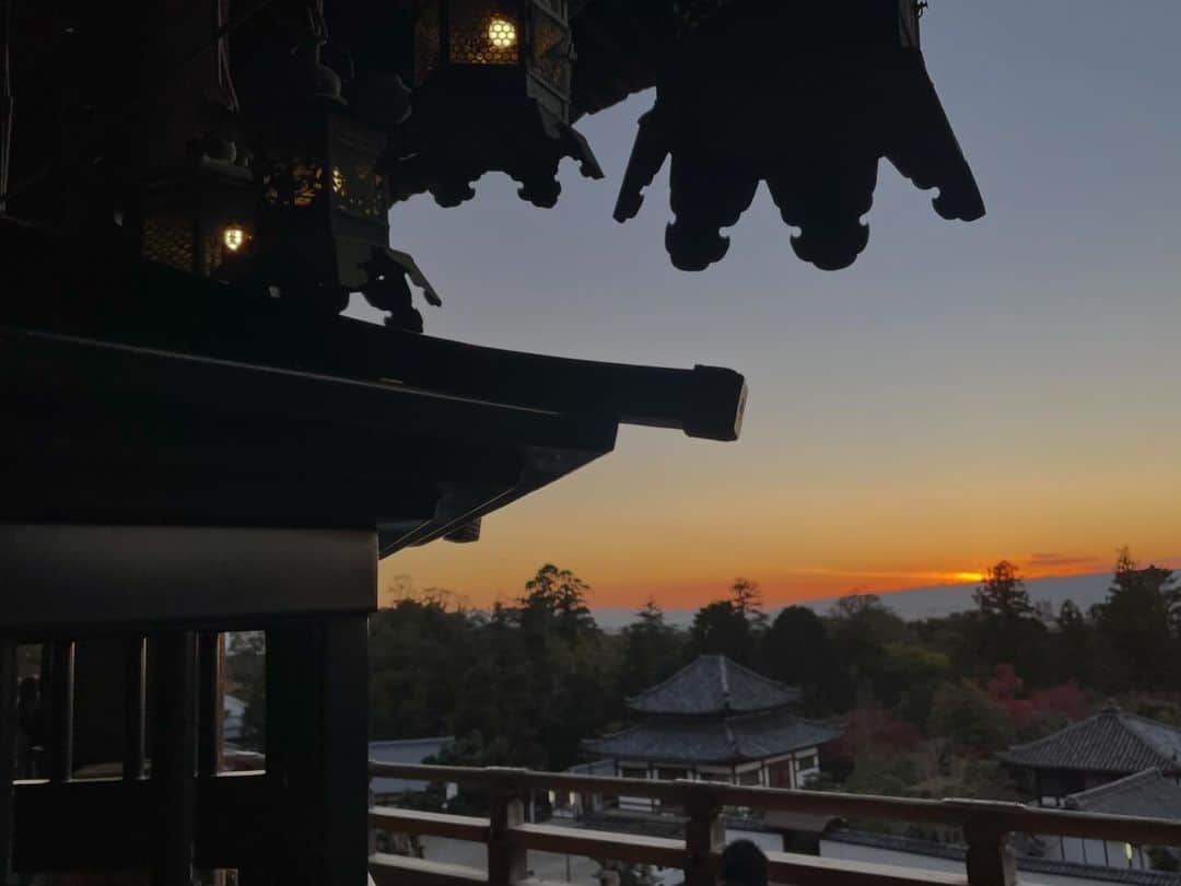 島田奈央子さんのインスタグラム写真 - (島田奈央子Instagram)「いよいよ明日(12/10)は、平井景スペシャル＠奈良学園前ホールコンサートです。  WEB購入＞ https://www.brightsunsrecord.com/  私も奈良に到着しました‼️  早速、東大寺・二月堂に行って夕景を眺めてきました。なんて心洗われる風景。。 この二月堂の夕景をイメージした楽曲も、コンサートでは演奏します。 「夕暮れ時にて」 https://youtu.be/9CTap95WJQQ?si=fHldMYrKuJphON96  ジャズフュージョン的音楽から、物語を想う感動の音楽まで、トッププレイヤー達の素晴らしい演奏にてお届けします。 今年最後のコンサート。 是非、沢山の方にご覧いただきたい！  お待ちしています！  ▼出演メンバーからの、生の声。メッセージ動画です♪ https://youtu.be/v2EI2xHTjrk  ━─━─━─━─━─━ 平井景スペシャル～奈良～ ━─━─━─━─━─━ 平井 景 (Drums, 作曲) 山崎 千裕 (Trumpet) 寺地 美穂 (Sax) 青柳 誠 (Piano) 村上 聖 (Bass) ■12/10(日) 17:30～ ＠奈良・学園前ホール ・全席指定 ・WEB購入＞ https://www.brightsunsrecord.com/ ・メール申込も可 公演の詳細は、平井景ホームページまで。 http://www.kayhirai.com/」12月9日 17時29分 - nao_somethingjazzy