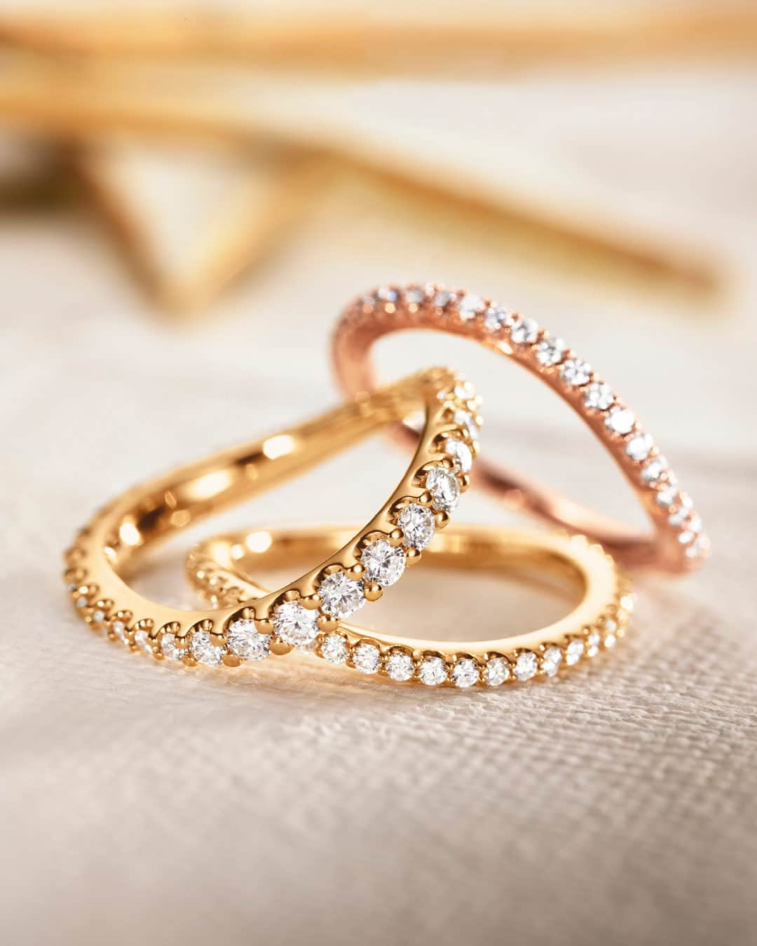 オーレリンガードのインスタグラム：「The best gifts come in the smallest boxes – filled with golden and glittering surprises. Designed by @charlottelynggaard_dk, Love Bands rings are available in straight and curvy styles - and are the perfect present for any occasion.  Discover the OLE LYNGGAARD COPENHAGEN gift guide through link in bio.  #TimeToTwinkle #OleLynggaardCopenhagen」