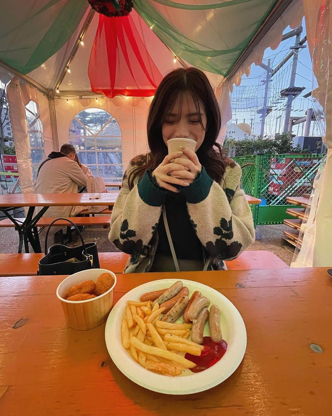 れもんえいみさんのインスタグラム写真 - (れもんえいみInstagram)「. 行きたかったカフェが閉まってて、 急遽てんしばのクリスマスマーケット🦌 卵のオーナメント可愛くて もみぃ（家のツリー）に貢いでしまった。  ホットワインは課金すれば 映えなマグカップに入れてもらえるよ！ あたしゃ飲めたらええねん🍷  カーディガンは2年前くらいのZARA 今年の冬は足を出します👢  #ootd #zara #rosebud」12月9日 17時41分 - lemonppp0623