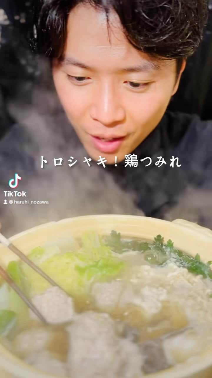 野沢春日のインスタグラム：「【Haru’s kitchen】 #激うま・簡単・健康レシピ　今夜のおかずおつまみに #鶏つみれ #鍋料理 #トロシャキ！鶏つみれ  『トロシャキ！鶏つみれ』  ★はるひの健康ポイント レンコンは冬の野菜(季節野菜)で 美肌作りのビタミンC、腸内環境を整えてくれる食物繊維、抗酸化作用のポリフェノールなど、アンチエイジングに役立つ成分が豊富！  【レシピ】 ・鶏ひき肉 200g  ・レンコン 1節  ・生姜 1片(すりおろしておく)  ・料理酒 小さじ2  ・塩 適量  ・片栗粉 大さじ 2  ・長ネギ 1/2 本  ◆作り方◆  ①1 レンコンは1/3 をみじん切り、2/3 をすりおろしにする。 ※生姜のすりおろし、長ネギのみじん切り、その他調味料は事前に準備しておく  ②ボールに鶏ひき肉と塩を入れ、粘り気が出るまでこねる。  ③長ネギ・調味料(片栗粉・料理酒)・すりおろし生姜・レンコン(みじん切り・すりおろし)を入れて混ぜ合わせる  ④全体にまとまりが出たら完成 ☞鍋に投入🍲  ＊＊＊＊＊＊＊＊＊＊＊＊＊＊＊＊＊＊  #ハルレシピ #節約 #料理 #簡単レシピ #節約レシピ #冬レシピ #ズボラレシピ　#料理 TikTok #料理男子 #料理動画 #生姜 #つみれ #レンコン #背徳 #健康料理 #激うま健康 #簡単料理 ##おつまみ #野沢春日 #ハルヒ  ＊＊＊＊＊＊＊＊＊＊＊＊＊＊＊」