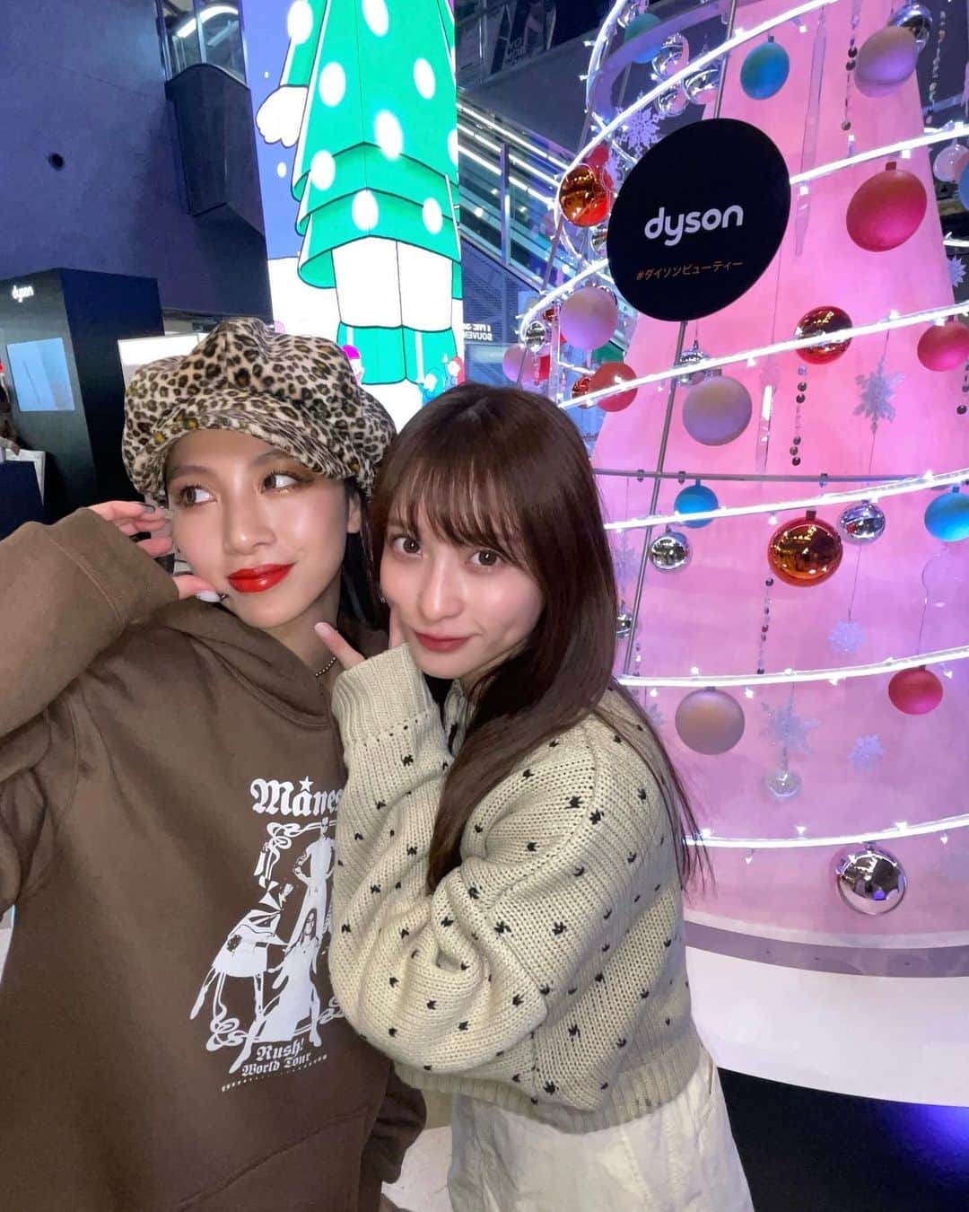 renさんのインスタグラム写真 - (renInstagram)「・ ・  先日ほのちゃんとダイソン ビューティ ークリスマスイベントに行ってきたの🎄📀⏲️ (@dysonhair_jp をフォローでプリとれるよ!)   Dyson Supersonic Shineヘアドライヤーが作るツヤ髪や、簡単スタイリングが素晴らしい。 (ブラシとドライヤーが一体になってるイメージ) (不器用にはありがたい🙇‍♀️)  ２５日まで宮下パーク南2階吹き抜けスペースでやってるよ💛 お買い物もできちゃうからクリスマスプレゼント悩んでる方ぜひ見に行ってみてね🚀💓 (ノベルティも豪華よ)  #ダイソンビューティー #心躍るセラミックポップ #PR  ・ ・」12月9日 17時35分 - _reeen_