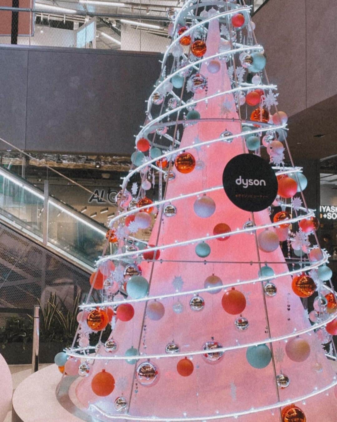 renさんのインスタグラム写真 - (renInstagram)「・ ・  先日ほのちゃんとダイソン ビューティ ークリスマスイベントに行ってきたの🎄📀⏲️ (@dysonhair_jp をフォローでプリとれるよ!)   Dyson Supersonic Shineヘアドライヤーが作るツヤ髪や、簡単スタイリングが素晴らしい。 (ブラシとドライヤーが一体になってるイメージ) (不器用にはありがたい🙇‍♀️)  ２５日まで宮下パーク南2階吹き抜けスペースでやってるよ💛 お買い物もできちゃうからクリスマスプレゼント悩んでる方ぜひ見に行ってみてね🚀💓 (ノベルティも豪華よ)  #ダイソンビューティー #心躍るセラミックポップ #PR  ・ ・」12月9日 17時35分 - _reeen_