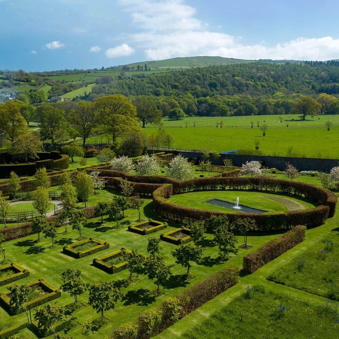 クリスティーズのインスタグラム：「Glenarm Castle Walled Garden, in County Antrim, Northern Ireland, has won the 2023 Historic Houses Garden of the Year Award.⁣ ⁣ With its 'room' structure the garden provides private, contrasting spaces in which visitors can be peaceful and reflective, whilst the planting offers visitors something exciting to see whenever they visit.⁣ ⁣ Orlando Rock, Chairman, Christie's UK: "I am delighted to congratulate Glenarm Castle for winning the prestigious Historic Houses Garden of the Year Award. This striking achievement in the 40th anniversary year of the award is a testament to the captivating and enchanting gardens that have flourished under the stewardship of Aurora and Randal Antrim. Glenarm Castle's garden is a dynamic showcase of nature's beauty throughout the seasons and the garden's unique 'room' structure presents an exciting array of botanical wonders for visitors to discover. A true jewel on the Antrim coast!"⁣ ⁣ @historic_houses @gordoncastlewalledgarden #historichouses #gardens #outdoors #landscapes #goty2023 #gardenoftheyear #horticulture #horticulturaldesign」