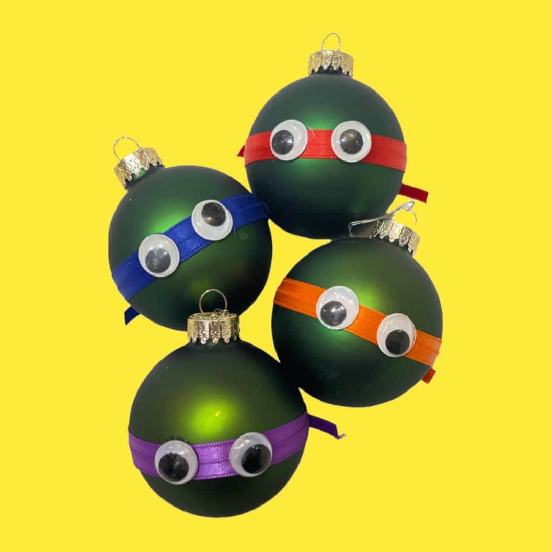 おもちゃやSPIRALのインスタグラム：「TEENAGE MUTANT NINJA TURTLES Custom Christmas ornament 入荷しました🎄💡  目がくるくる回るので可愛いです🍭」
