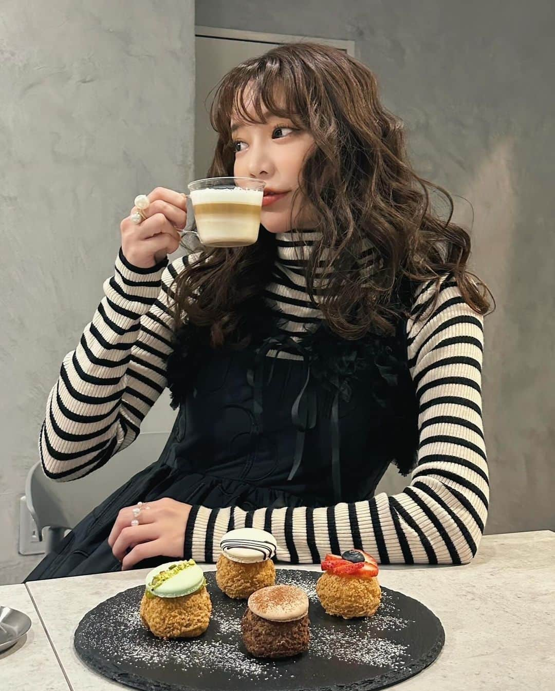 林田沙綾のインスタグラム：「cf.HARAJUKU☕️ 無機質をテーマとしたカフェ にいってきたよ🤍  マカロンが今まで食べた中で 1番美味しかった... シュークリームの上にのってて 程よい甘さでわたし好みでした🎄 ここはSweetsだけじゃなくて パスタも美味しくておすすめだよ👏  @cf.harajuku  #cfharajuku #原宿カフェ #東京カフェ #無機質カフェ」