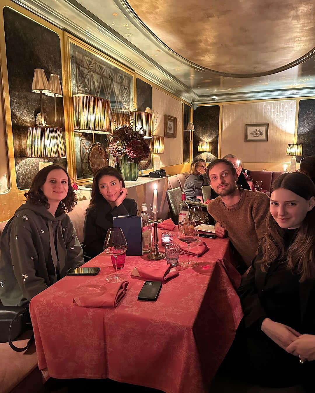 Taki Tanakaのインスタグラム：「Lovely night in Paris w/ @thepatatino @clembuillet @mayarozier  #patou チームと来年に向けてのミーティングをした後に晩ごはん。 ピアノ弾き語りに合わせてYour Songを大合唱したり楽しかったな。  2024年の #可愛いパトゥ もお楽しみに。 素敵なポップアップ開催します。 #絶賛準備中   #izastagram」
