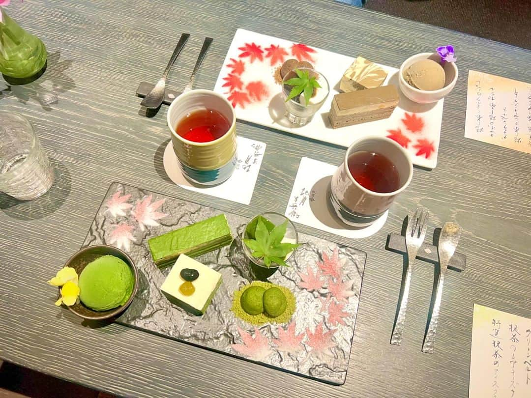 AKIのインスタグラム：「. . 京都でふらっと入った カフェが最高すぎた♡ . 「京都　北川半兵衛」 . デザートの見た目はもちろん 味もとても美味！！！！ 抹茶も濃く甘すぎない。 そして、何よりも雰囲気良き！ . お値段は決して安くはないけど このクオリティの甘味と雰囲気は 安いくらい！！ あんまりにも居心地良すぎて 半分寝かかってた笑 . 京都で甘味処をお探しの方は是非♡ . . . #京都#京都旅行#甘味処 #北川半兵衛#カフェ #京都カフェ#京都カフェ巡り#穴場カフェ #千鶴#乳神様#2人して寝かける #それくらい居心地よかったよ」