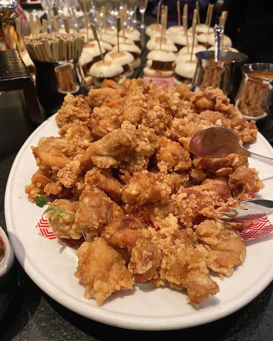 道岡桃子さんのインスタグラム写真 - (道岡桃子Instagram)「忘年会続き✨  色気より食い気！  太った？🐷  て聞かないでくださいね笑  #アナウンサー #アナウンサー衣装  #忘年会 #デカ盛り #お酒 #ダイエット #お刺身 #のどぐろ #唐揚げ #サーモン #チャーハン #フライドポテト #日本酒」12月9日 17時53分 - momoko_ana