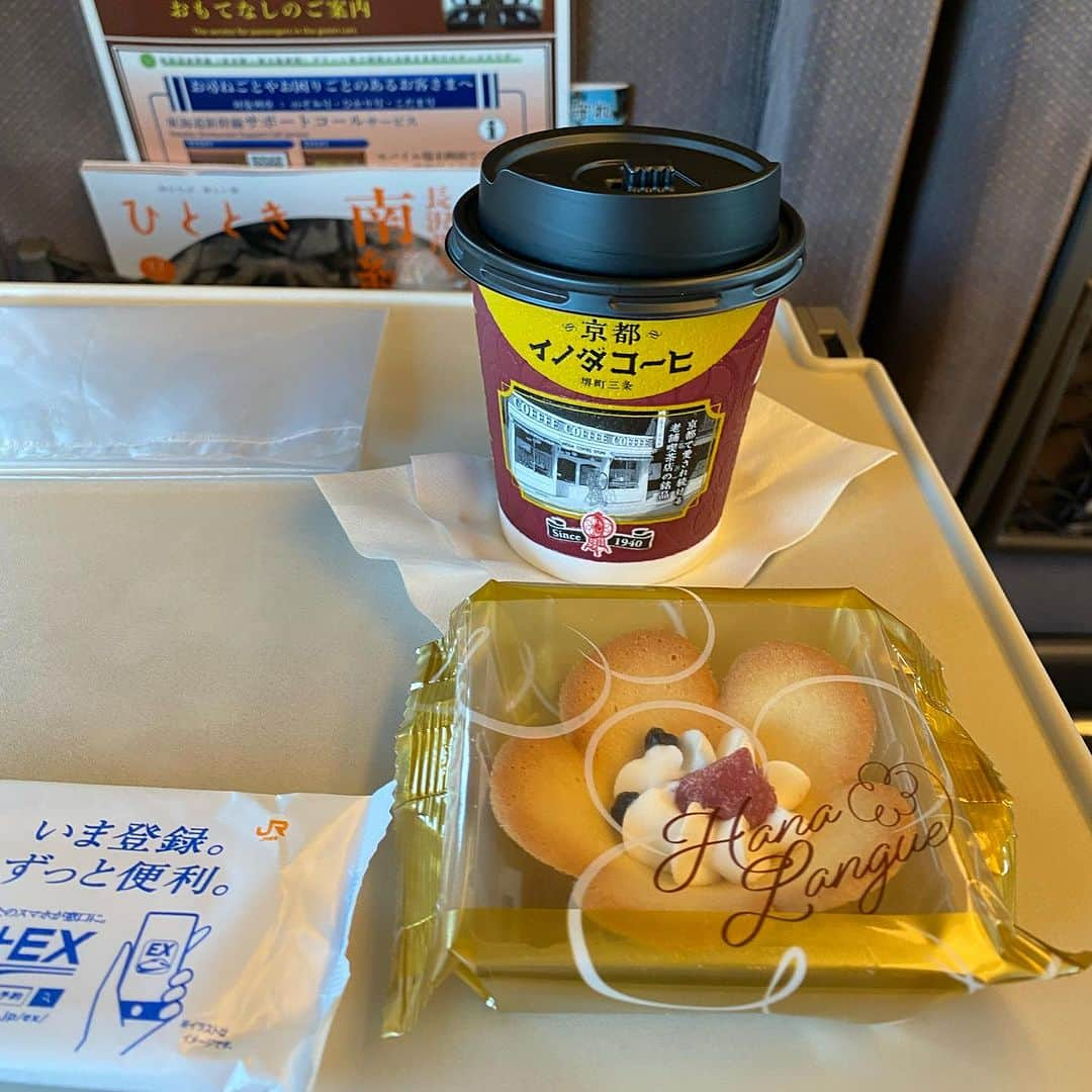 荒生暁子さんのインスタグラム写真 - (荒生暁子Instagram)「名古屋ー静岡出張  名古屋駅といえば 名鉄駅上のまるやで ひつまぶし💓  イタリア最古の修道院の薬局が由来 サンタマリアノッベラのカフェで ローズとハーブのミルクティー オシャレ薬局みたいなカフェ  翌日は朝から静岡へ JR東海で10月から始まった グリーン車モバイルオーダー 座席番号を入力してコーヒーを注文 クッキーがついてきました。  静岡でお仕事 打ち合わせから幹部の皆さまと 白熱したコミュニケーション談義。 色々ご提案頂き 講演では初の全員シャッフルワーク。 いいアイデアを頂きました。 幕の内弁当とうなぎパイを頂き 帰りも モバイルオーダーでコーヒー☕️  駿府城公園といえば 大河ドラマ 「どうする家康」 いよいよ大詰めですね。 家康を尋ねてまた来ます。 #静岡出張#モバイルオーダー #JR東海#ひつまぶしまるや」12月9日 17時54分 - akikoarao0904