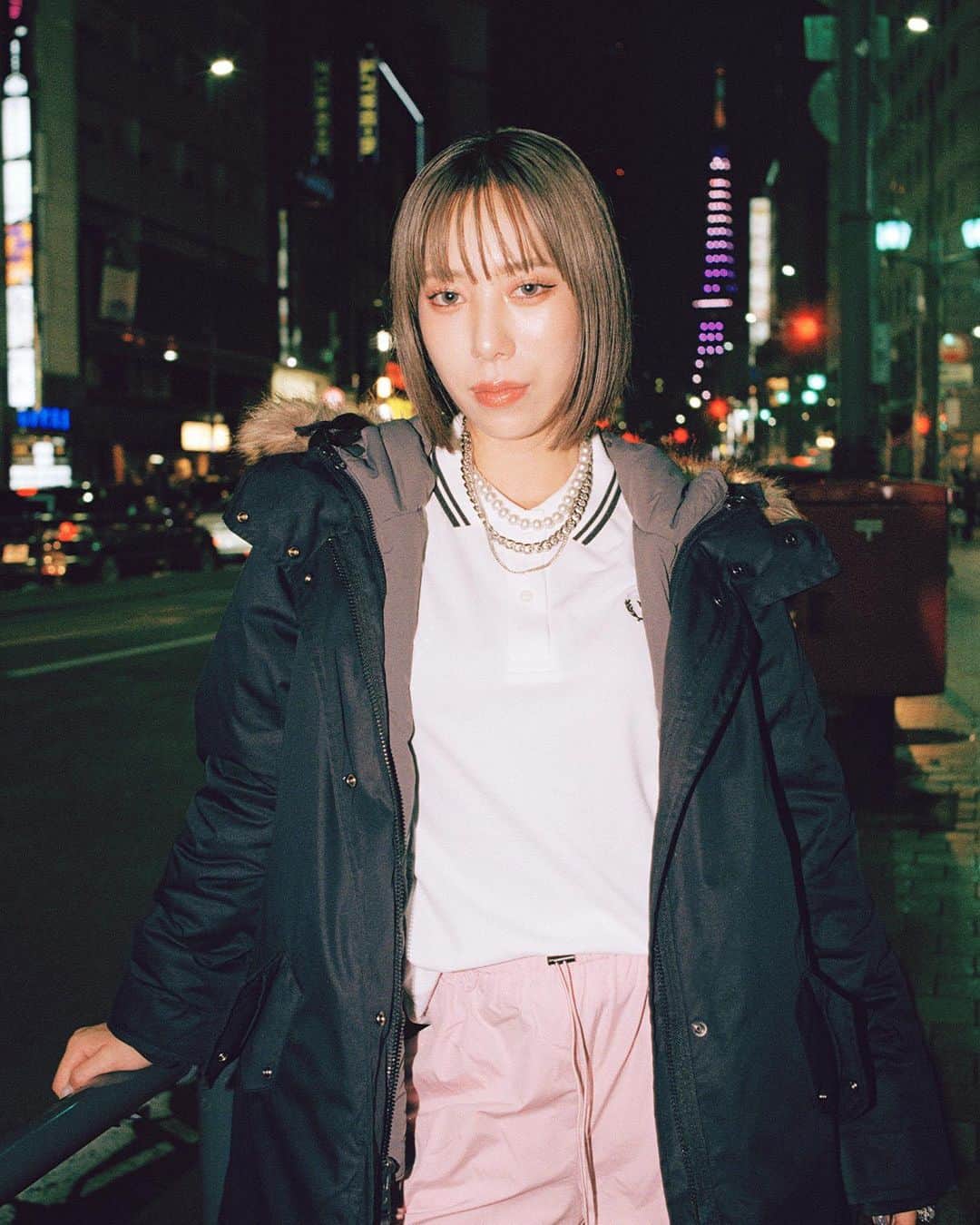 タナカガさんのインスタグラム写真 - (タナカガInstagram)「ー今までで一番楽しかったナイトアウトの思い出は？  何個もあるんですけど、友達がやっている新宿二丁目のバーで、卓関係なくそこにいる人達で集まって、カラオケ大会のような感じでゲームをしたことが楽しかったです。  ユーチューバー、タナカガ @tanakaga.12 が着るフレッドペリーシャツ＆フィッシュテールパーカ。  インタビュー： https://www.fredperry.jp/shop/pg/12023q4-fishtail-parka/  #fredperry #フレッドペリー #フィッシュテールパーカ #モッズコート」12月9日 18時00分 - tanakaga.12