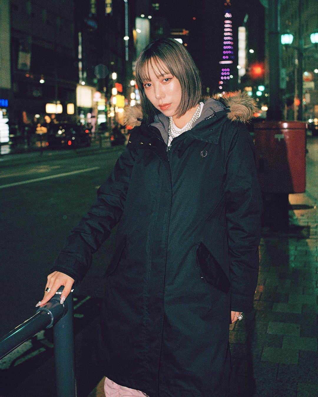 タナカガさんのインスタグラム写真 - (タナカガInstagram)「ー今までで一番楽しかったナイトアウトの思い出は？  何個もあるんですけど、友達がやっている新宿二丁目のバーで、卓関係なくそこにいる人達で集まって、カラオケ大会のような感じでゲームをしたことが楽しかったです。  ユーチューバー、タナカガ @tanakaga.12 が着るフレッドペリーシャツ＆フィッシュテールパーカ。  インタビュー： https://www.fredperry.jp/shop/pg/12023q4-fishtail-parka/  #fredperry #フレッドペリー #フィッシュテールパーカ #モッズコート」12月9日 18時00分 - tanakaga.12
