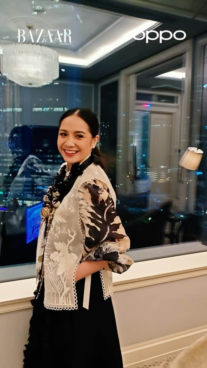 Raffi Ahmadのインスタグラム：「Peek into the world of effortless elegance as the charismatic our darling icon @raffinagita1717 prepares for a memorable night at the gala! #BazaarIndonesiaICONSCharityGala  Editor: @sophisticadit Stylist: @michelleothman Wardrobe & necklace: @biyanofficial Videographer: @iman.syayogya  Edited by @farhanraf  Shot with @oppoindonesia  #GetReadyWithMe  #BazaarICONSParty	 #OPPOBazaarICONSCharityGala2023  #BazaarIndonesiaXGelangHarapan」