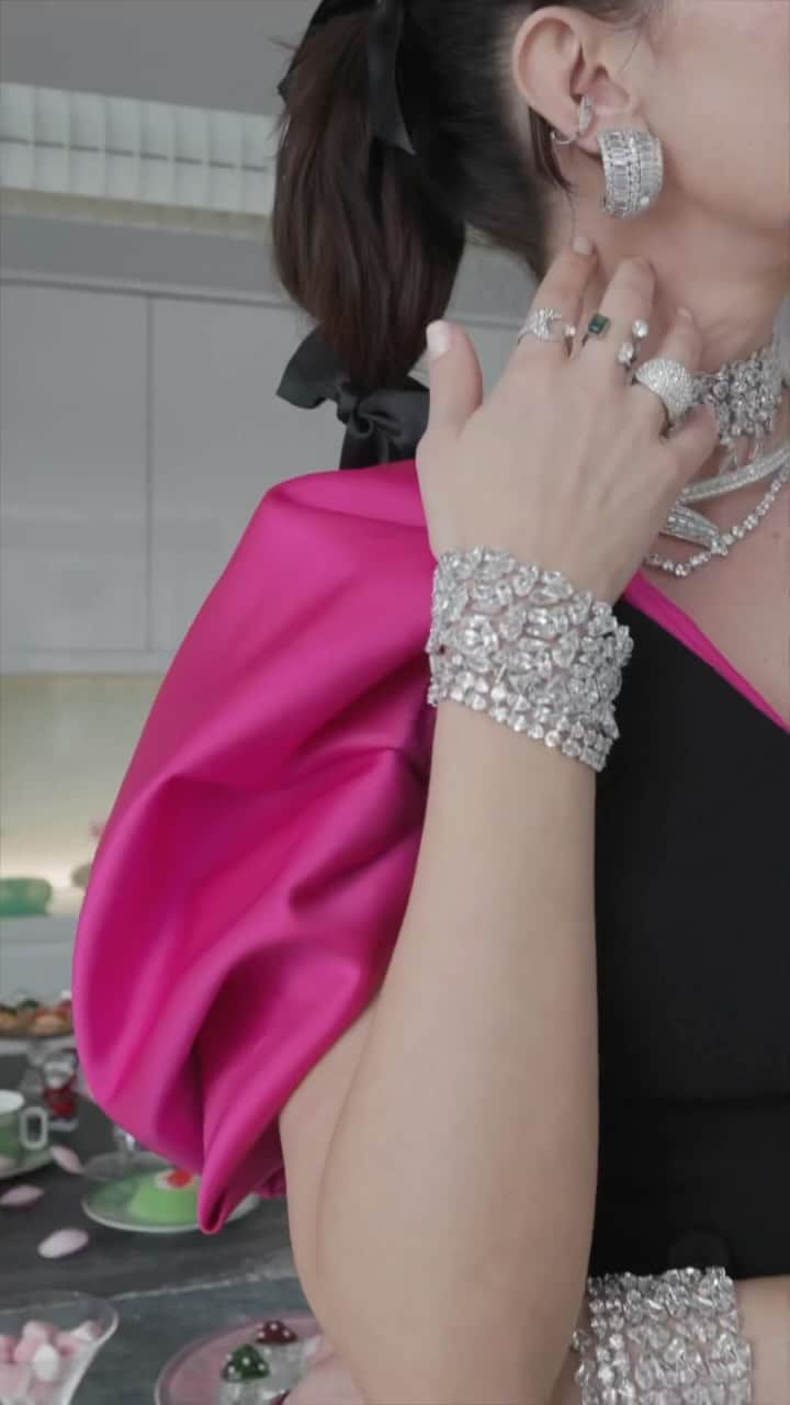 Vogue Italiaのインスタグラム：「Cosa indossare per osare durante la Holiday Season? Il tocco di lusso e di “joyful extravagance” dei gioielli @swarovski , con l’attitudine e la verve di Popa, cantautrice e fashion designer di origini lituane. Tra un look e l’altro, ci ha svelato i suoi segreti di styling: basta seguire il ritmo delle collezioni Luna, Mesmera, Gema, Matrix o Hyperbola. Quando si tratta di cristalli, “più ne hai, meglio è!”  Credits: Directed, filmed and edited by @styledumonde Talent: @____popa__ Styling: @deborah_degroot Set Design: @tagmi.studio Hair & Makeup: @erissonmusella Nails: @annarelinnocentefurina」