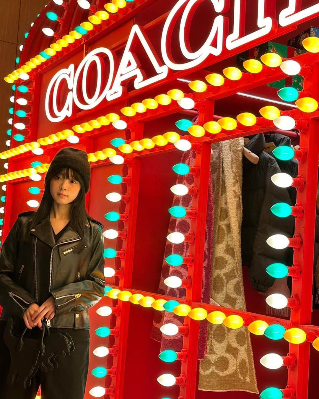 ゆらさんのインスタグラム写真 - (ゆらInstagram)「Coach Holiday Pop Up Eventに行ってきたよ 12/28まで、東京ミッドタウン ガレリアB1アトリウムにて開催しているよ 煌びやかでデートにもオススメ ここでしかGETできないCOACHのアイコンキャラクター恐竜レキシーのアイテムもあるよ  黒いゾーンがあってとてもとても可愛かった クリスマスプレゼントにも素敵 わくわくするね〜🎄  p.sスケートリンク有り  #コーチミッドタウンアイスリンク #CoachJapan #CoachHoliday #PR」12月9日 17時58分 - yura_pk