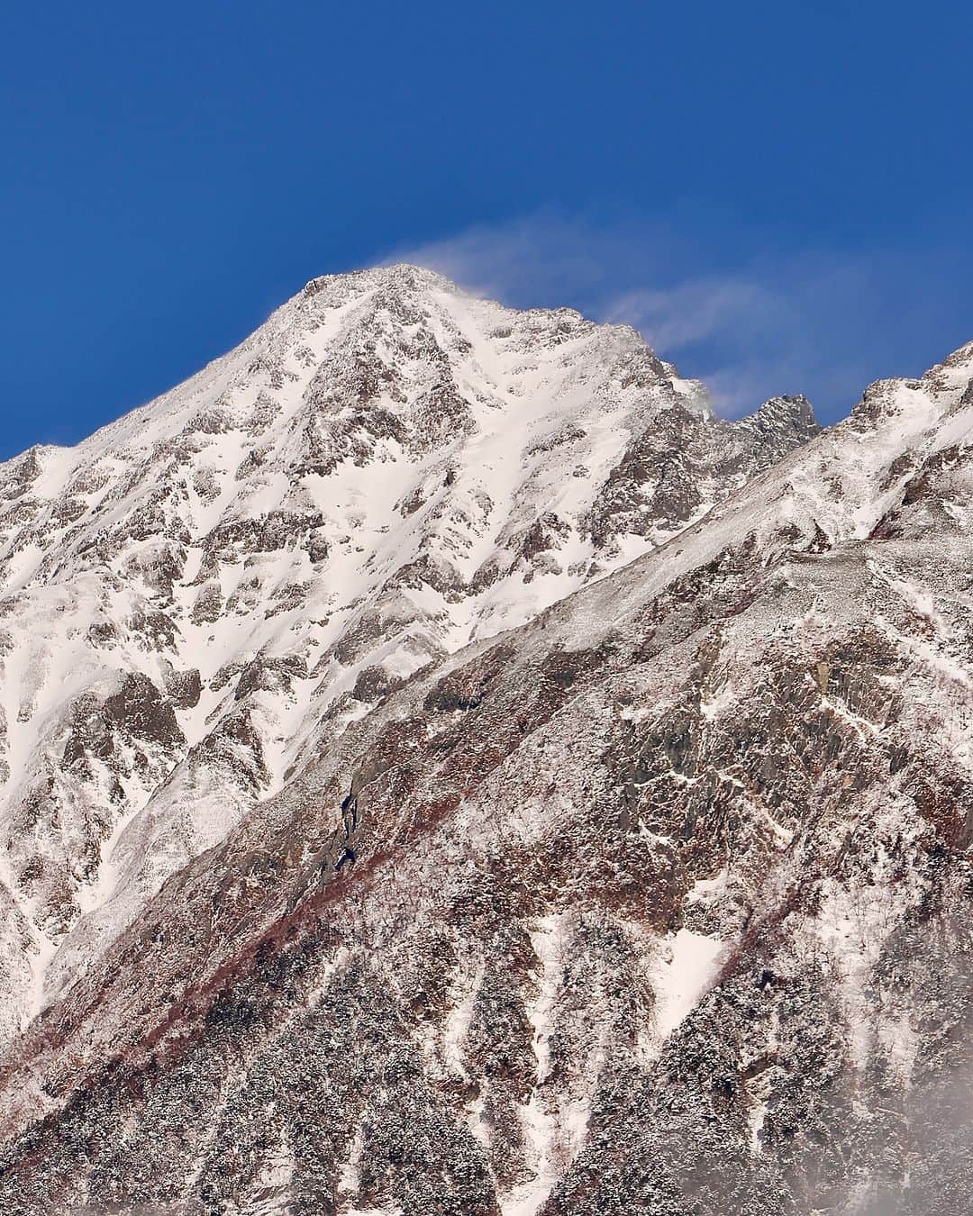 登山*トレッキング*アウトドア『.HYAKKEI』のインスタグラム：「素晴らしい青と白のコントラスト。 迫力満点の雪煙です✨  photo by : @furuyan326 さん 素敵なお写真ありがとうございました！  ＝＝＝＝＝＝＝＝ • 雪煙あがる前穂高岳  ＝＝＝＝＝＝＝＝  #hyakkeime #登山 #山登り　 #トレッキング #冬山 #雪山 #前穂高岳」