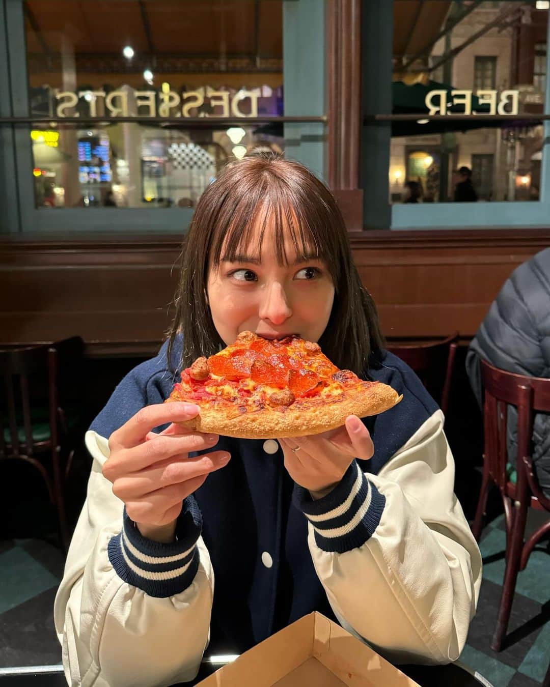 山口厚子のインスタグラム：「ユニバの景色&ツリー綺麗かった😆✨🎄  ピザも大きかったけどペロッと食べれた😂！  #ユニバ #思い出」