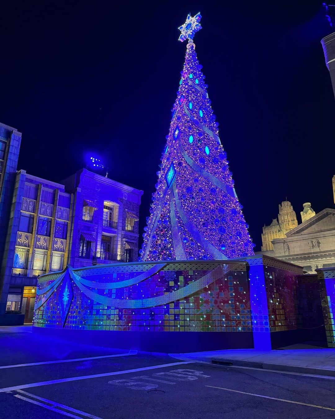 山口厚子さんのインスタグラム写真 - (山口厚子Instagram)「ユニバの景色&ツリー綺麗かった😆✨🎄  ピザも大きかったけどペロッと食べれた😂！  #ユニバ #思い出」12月9日 18時00分 - atu_yaman