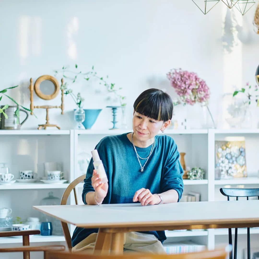 佐藤友子さんのインスタグラム写真 - (佐藤友子Instagram)「今日はとてもとてもお知らせしたいことがあります🍀  当店のオリジナルブランドから、初！のスキンケアアイテム「調子いいなの新習慣」シンボリック オイルインミストが発売になりました。  保湿に優れている厳選されたオイルや天然由来のハーブエキスを配合したミストタイプの化粧水です。  べたつかず、やさしくしっとりと保湿してくれるので乾燥シーズン、花粉シーズンにもおすすめです。  このオイルインミストが誕生するまでの道のりは、おおよそ4年前まで遡ります。  4年前の2019年。オリジナルブランドでメイクアップアイテム(アイカラーやリップ)の開発から始めていたのですが、実はその当時から自分のなかでは「いずれはスキンケアアイテムもつくりたい」と考えていました。  その地点から頭の片隅でいつもこのことを考えつづけ、わたし自身が40代後半になっていつものスキンケアにプラスワン(新習慣)して心からよかったと感じた「オイルインミスト」というものに出会い、保湿力だけでなく香りにもこだわりぬいて、肌のお手入れをしながらも同時に深呼吸をしたくなるような自分の心に目を向けられるような、そんなアイテムをつくろうに至れたのが2年後くらいでした。  本当はもっと早くに出せたかもしれないのですが、わたしのなかで、いつもに増した慎重さが発動していました。  これだけ世の中に素晴らしいスキンケア商品があるなかで、肌に直接つけるものであり、効果をきちんと実感できる必要もある。 そしてなにより敏感肌のわたしが安心して使えるもの。  お客さまから日頃いただいている信頼を大切にするためにも「このアイテムならば、らしさや、使い心地の納得感を感じてもらえるかも」と思えるアイテムを思いつけないならやるべきではない、とずっと社内に話していました。  急がなくて良い、これであれば熱量を込めてつくれるというプロダクトイメージがもてるまでは、と自分にも社内にも繰り返し言い聞かせていました。  このオイルインミストは、厳選したオイルとハーブエキスを配合し、肌を柔らかく整え水分を均一になじみやすくしています。  なので、洗顔前や洗顔後にもブースターのようにも使えますし、スキンケアの最後の仕上げとして、お化粧する直前に気分を変えつつ肌を整える儀式として、日中の乾きが気になるときはメイクのうえから、夜寝る前にひと吹き、とあらゆるシーンでお使いいただけます。  香りも大きなポイントです。  フランキンセンスの香りを主軸に、ベルガモット、ゼラニウム、清涼感のあるヒノキをブレンド。  柑橘とハーブにヒノキをブレンドすることで、爽やかさに奥行きを持たせ、飽きのこない香りに仕上げました。  香りの個性が強すぎると顔に日に何度も吹きかけるのが難しくなるから、主張しすぎず、でもブランドらしさを香りを通じても表現したいと考えました。  香りがとにかくサンプルを試した方々から大好評なので、深く息を吸って、感じてほしいです。  お客さまがきっとお知りになりたいことがある程度分かって安心して購入いただくために、発売と同時に特集記事や外部の方を含めたレビュー記事、動画番組なども公開しています。  ストーリーズにリンクを載せておきますね！  大変長文になりました。 今朝の発売から、すでに沢山のご注文をいただいていて感慨深いです。  このオイルインミストが受け入れられたら、さらに化粧水やクリームなどもいずれ時間をかけて開発したいと思います。  お客さまにとっての新しくて頼もしい新習慣アイテムになることを願って送りだしていきます。  店長の佐藤より  #シンボリックオイルインミスト #kurashiandtripspublishing  #北欧暮らしの道具店  #スキンケア用品 #保湿化粧水」12月9日 18時01分 - tomokosato_hokuohkurashi