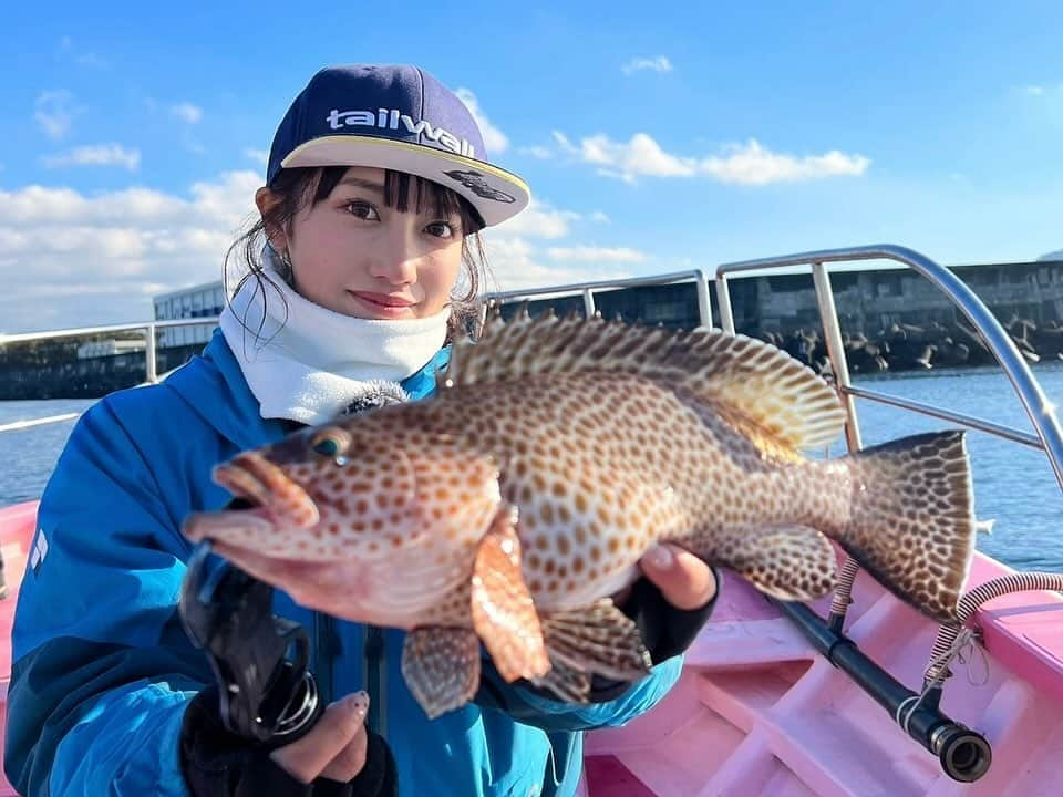 片原恵麻のインスタグラム：「釣り好き警察ロケ🐟  初めて釣り好きに出演した時にお世話になった幸松丸さんに再び…！  途中から風ビュンビュンで早上がりになっちゃいましたが、釣り好き警察だなぁという感じの？笑いに溢れすぎたロケでした😂  いやぁ、ひどい番組だけど大好きです🤣 ひどい番組…いや、ひどい人達…？？ まぁなんでもいっか、面白いから😂  #釣り好き警察#テイルウォーク#ほんとはいい人たちです」