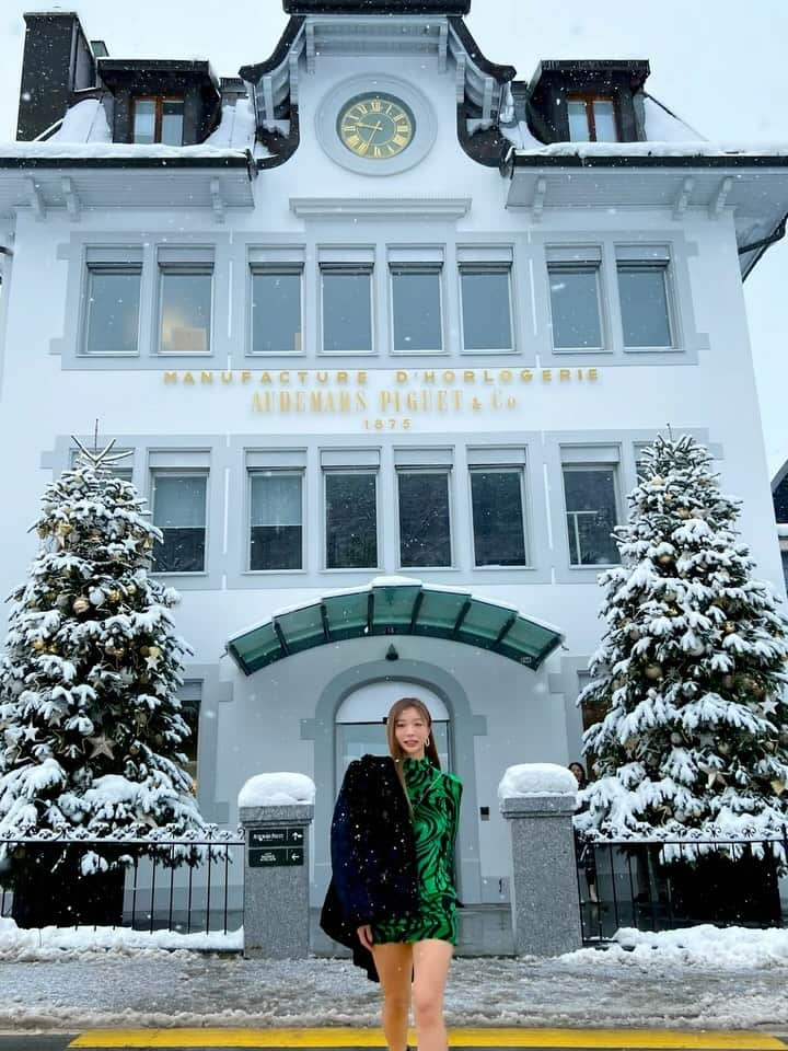 濱野りれのインスタグラム：「I am visiting Le Brassus Switzerland, the birthplace of Audemars Piguet. Thank you for giving me this wonderful opportunity to experience 150 years of AP history.  📌 Musee Atier Audemars Pigu @audemarspiguet   . オーデマピゲ発祥の地 スイスのルブラッシュ村にきてます⛄️🇨🇭 APの150年の歴史を体験できるミュージアム "Musee Atier Audemars Pigu" こんな機会をいただけたことに感謝 しっかりAPの虜になってきます🕰️❤︎  #audemarspiguet #atelieraudemarspiguet #AP #lebrassus #switzerland #swiss #luxurywatch #オーデマピゲ #ルブラッシュ #スイス」