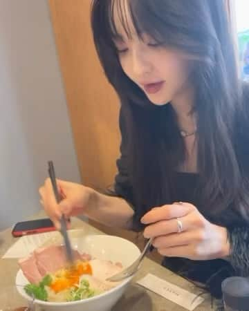 佐藤かよのインスタグラム：「🍥😙🍥😗 まぜそばまぜまぜ . 関西発まぜそば　MAREN 渋谷店 関西らしく、だし強めのしっかり味ながら食べ終わりすっきり和ませそば . おいしかった☺️ . @soba_maren #渋谷　#大阪　#まぜそば #마제소바  #마제소바맛집」