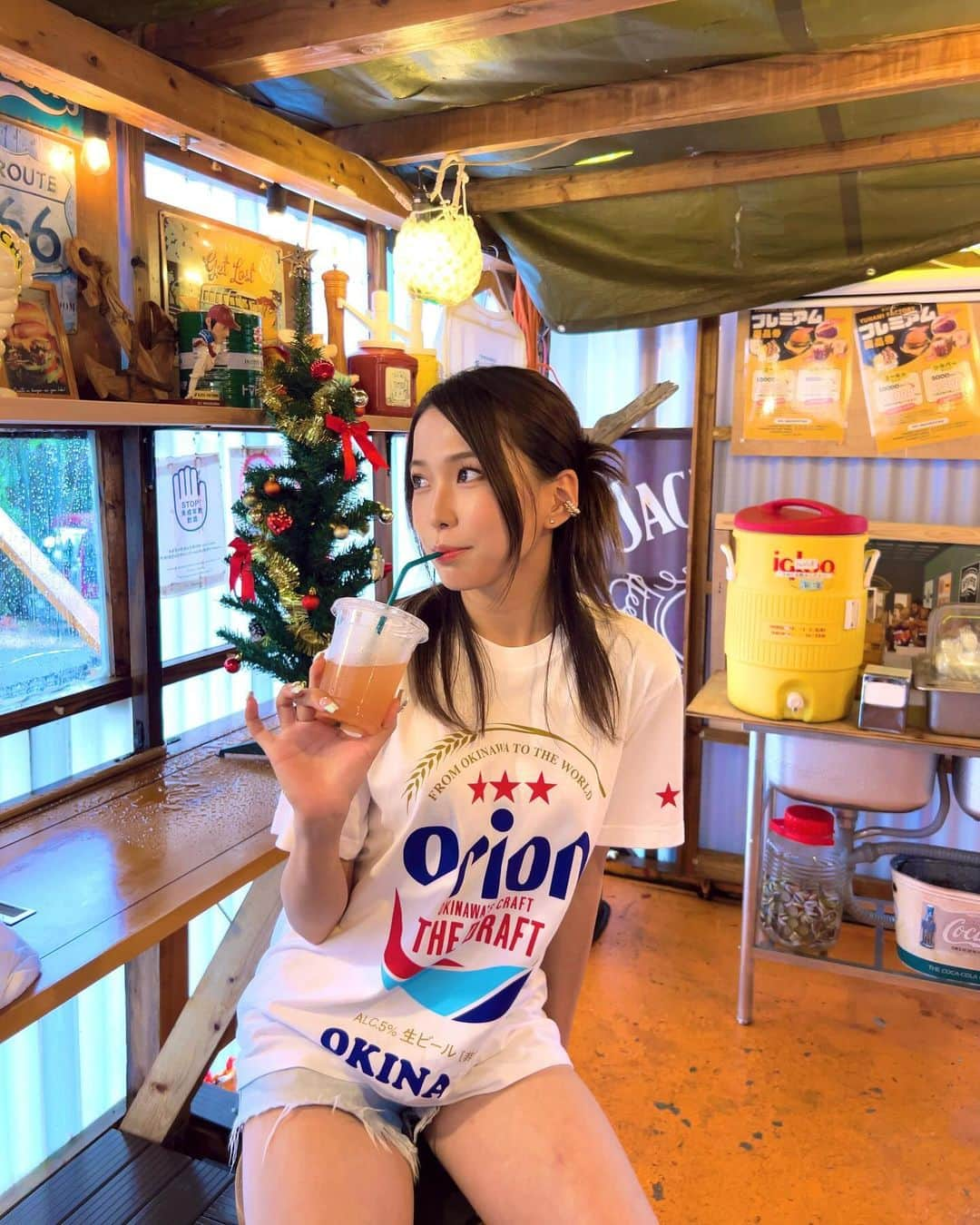 MOMOKAのインスタグラム：「初の久米島🏝  沖縄出張、無事に終わりました〜✌🏽🦋🩵  3泊4日中、ほぼ雨だったけど…!!笑 晴れた日に星と綺麗な月も 見えて、ホテルも綺麗で最高なロケーションでした!!  現地でぜっったいにソーキそば食べる！！！って 決めてた目標も達成できたので満足🫶🏽 "海鮮味処 亀吉"さん また食べに行きます🍜  今度はプライベートで久米島行く！🥹🌿𓈒𓏸  #久米島」