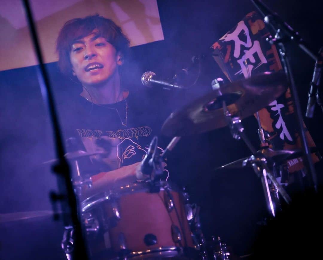 Hasshi（はっしー）のインスタグラム：「2023.12.4 渋谷 CLUB CRAWL 「Crawls SPECIAL 2MAN」  Faulieu.とのツーマン！ 4回目(3回目って言ってすんませんした)にしてようやく距離がグッと近づけた気がします❤️‍🔥  また必ず！  Photo by @sai_cho_823   #voisquarecat #ぼいすく #drums #drum #drummer #ドラムス #ドラマー #ドラム #sakae #sakaedrums #sakaeosakaheritage #paiste #🥁 #邦ロック #ロックバンド #バンドマン #fashion #ライブ写真 #livephoto #赤髪」