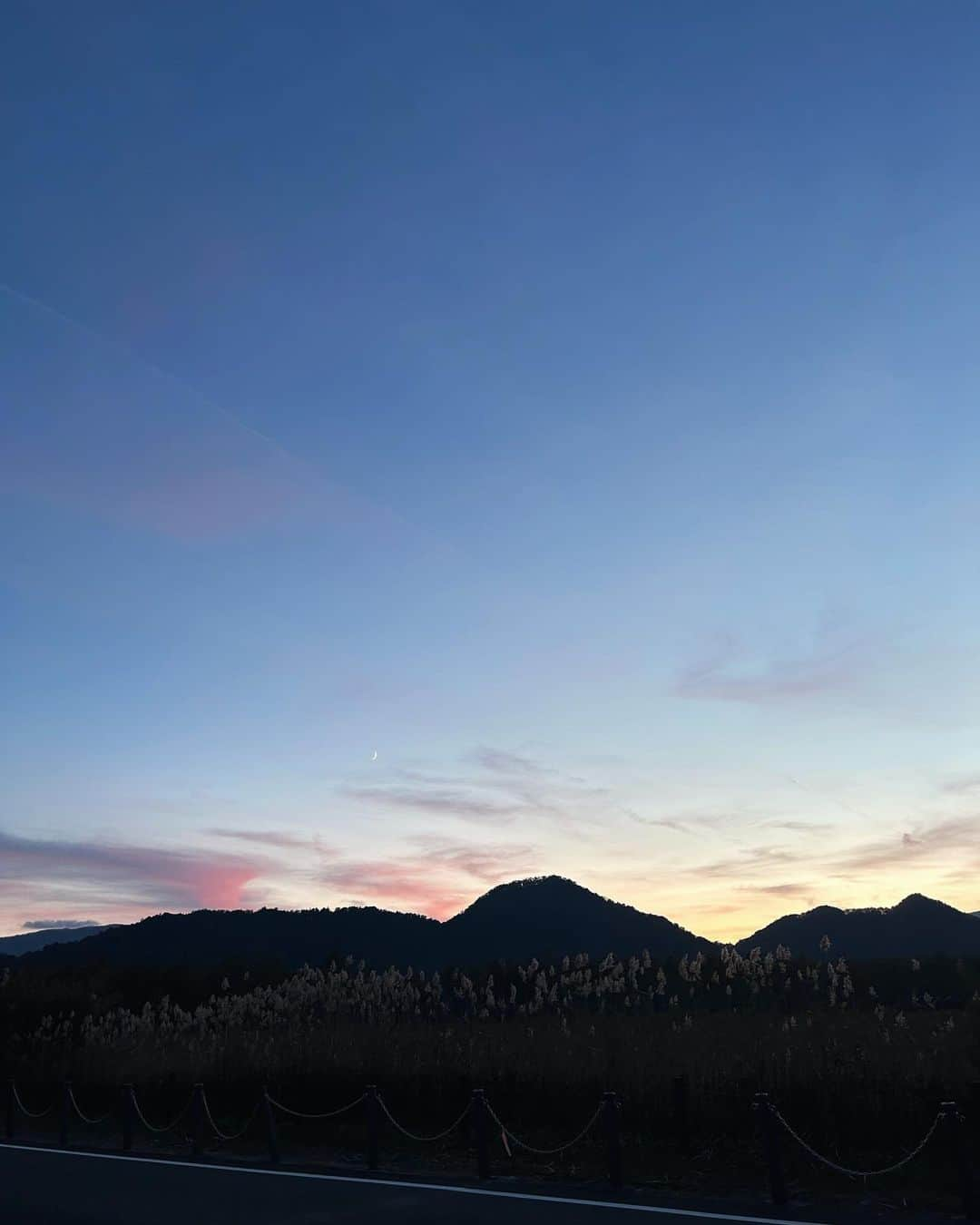 松永有紗のインスタグラム：「🐾☀️🌙⛰️🍁✨  最近みた綺麗な景色と恐竜の足跡みたいで可愛い葉っぱ🦖🐾 みたい景色がいっぱい！ オーロラもいつか絶対見てみたいんだぁ〜  #happy #nature #scenery #landscape #panorama」