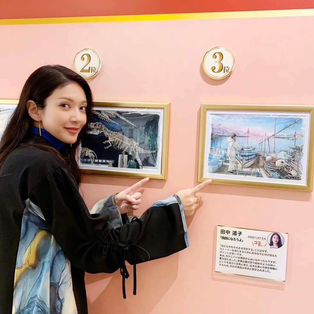 田中道子のインスタグラム：「今日はプレバト水彩画展にて、トークショーでした😊✨ 本当にたくさんの方にご来場いただきました🥰  トークショーの最中も笑いながら聞いてくださったみなさん、本当にありがとうございました！トークショーでもお話した通り、みなさんの応援が底力になります！これからもプレバトメンバーたちにご声援よろしくお願いします！🥰❤️  プレバトのインスタの方でもご覧いただけるようなので、お時間ご都合つく方は是非ご覧ください😚  そして、本日22:00〜 NHK FMシアター　 ラジオドラマ「心得」にて出演させていただいてます😊  初めてのラジオドラマで、 てんてこ舞いになりながらも頑張りました♪そちらもぜひ聴いていただけたら嬉しいです！」