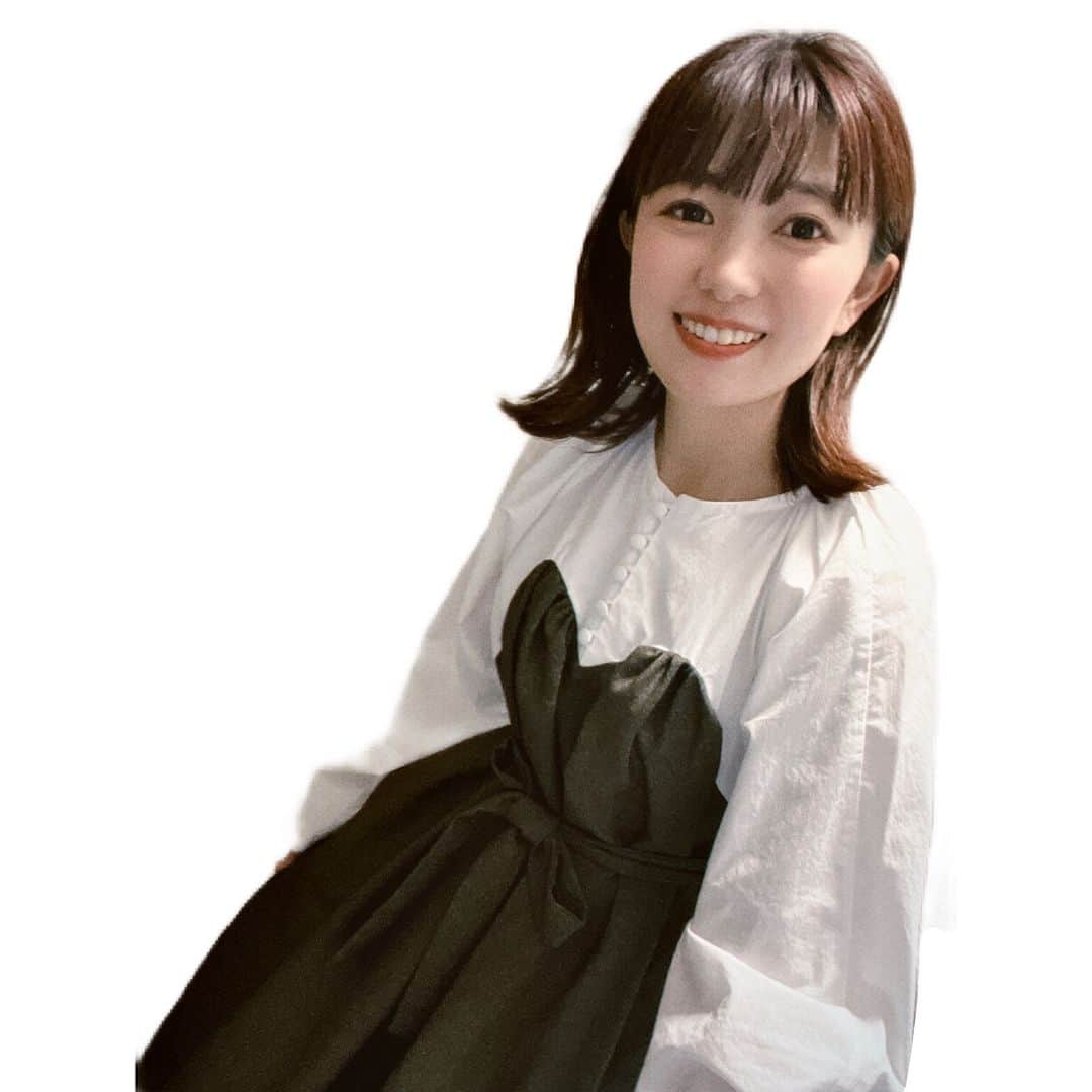 川崎優のインスタグラム：「. . お世話になっている企業さんの創立記念、忘年会の司会で 着用させていただきました！  写真を撮っていただき損ねて 服が全部写っていない自撮り…！笑  @ryojiobata 💐 ワンピース  色味もボタンもかわいい。 ツボだ… . .」
