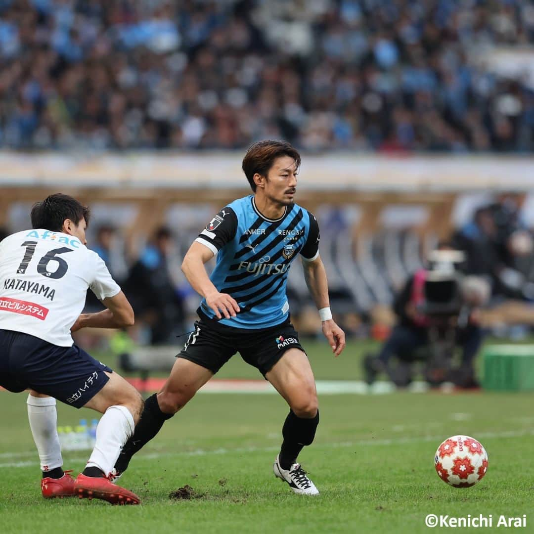 Goal Japanさんのインスタグラム写真 - (Goal JapanInstagram)「🐬 #川崎フロンターレ が #天皇杯 優勝！🏆 川崎フロンターレと柏レイソルによる、第103回 天皇杯決勝は120分間を戦い両者得点なくPK戦へ突入。  10人目までもつれる大熱戦も、最後は柏のGK 松本健太のPKをチョン・ソンリョンがストップし、川崎FがPK戦を制した！2020年以来3大会ぶり2度目の天皇杯のタイトルを獲得！(Photo: Kenichi Arai)  #soccer #football #jfa #jleague #emperorscup #kawasakifrontale #frontale #サッカー #フットボール #Jリーグ #フロンターレ #⚽️」12月9日 18時20分 - goaljapan