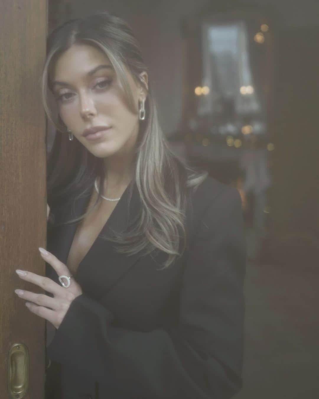 Bianca Ingrossoのインスタグラム：「”Om du tänder ljuset för andra, så kommer det också att lysa upp din egen stig.” 🤍」