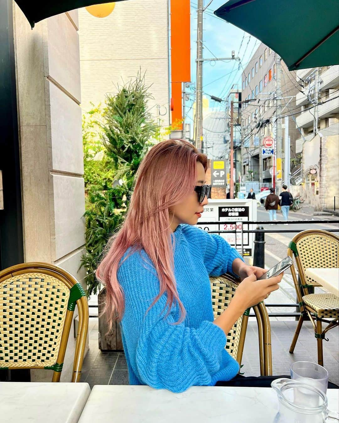 草野春香のインスタグラム：「.🦋💙🐬💎🌎  天気が良かったからテラスでランチ☕️🌿 週末の天神はやっぱり人が多すぎて すぐに疲れてずっと座ってた💫  #titivate #titivatestyle #ootd  #福岡カフェ #福岡ランチ」