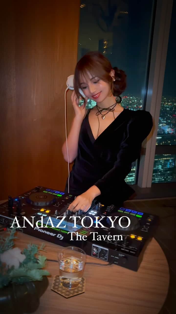 DJ Cellyのインスタグラム：「夜景がキレイ🌃  #andaztokyo #アンダーズ東京 #dj #dj動画」