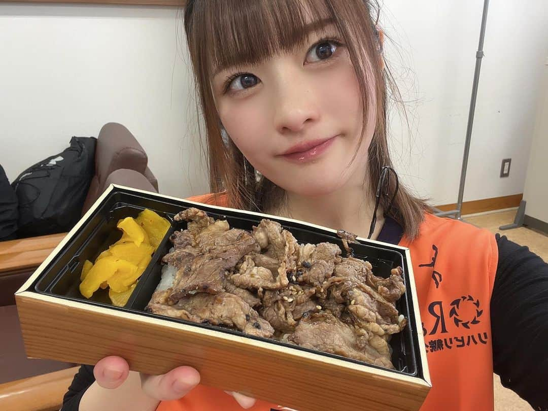 上矢えり奈さんのインスタグラム写真 - (上矢えり奈Instagram)「＊-＊-＊-＊-＊-＊-＊-＊  ベルテックス静岡vs神戸ストークス戦の ハーフタイムショーに出演させて いただきました🏀✨  控え室に、かわいいベルティとメッセージが！ アツい試合を間近で応援できて 選手の皆さんの絡ませていただき 素敵な経験をありがとうございました！！  バスケは、好きですか？⛹️  erina.  ＊-＊-＊-＊-＊-＊-＊-＊  #ベルテックス静岡　#神戸ストークス　#バスケ　#静岡中央体育館　#ヨエロスン」12月9日 18時26分 - k.erinyann