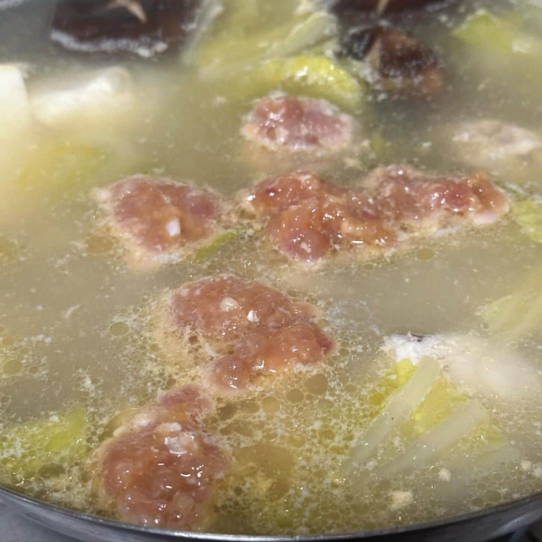 ハチミツ二郎さんのインスタグラム写真 - (ハチミツ二郎Instagram)「まるちゃんから旭ポン酢を貰ったので今日のじろちゃんこは水炊き。 前半は骨つき鶏、後半は鶏団子の鍋。 メチャクチャ美味い。  #水炊き #ちゃんこ鍋 #じろちゃんこ」12月9日 18時28分 - jirohachimitsu