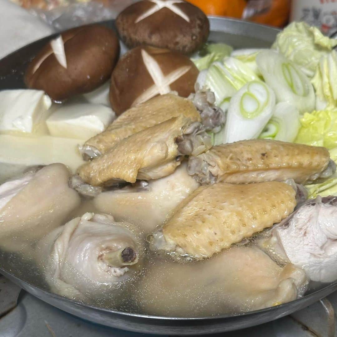 ハチミツ二郎さんのインスタグラム写真 - (ハチミツ二郎Instagram)「まるちゃんから旭ポン酢を貰ったので今日のじろちゃんこは水炊き。 前半は骨つき鶏、後半は鶏団子の鍋。 メチャクチャ美味い。  #水炊き #ちゃんこ鍋 #じろちゃんこ」12月9日 18時28分 - jirohachimitsu