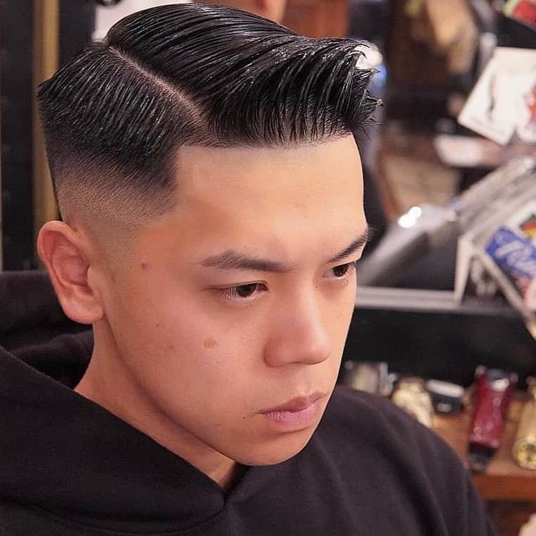 DRESSKINのインスタグラム：「MR.brothers cutclub 中目黒店のスタイリスト @d_k_town さんのスタイル。 スキンフェードとサイドパートに美しいラインアップ。 BROSHポマードを使用したツヤ感と束感がかっこいいスタイルです。 . Repost from @d_k_town  #mrbrotherscutclub  _」