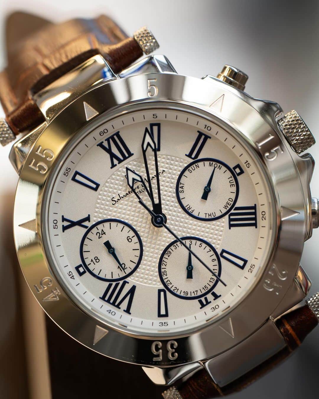 時計倉庫TOKIA 公式アカウントさんのインスタグラム写真 - (時計倉庫TOKIA 公式アカウントInstagram)「⌚️ 【商品紹介】 SALVATORE MARRA 品番: SM14118S-SSWH  今回はSALVATORE MARRAのお時計をご紹介します！ シンプルではありますがバランスがいいデザインと厳選されたレザーベルト、日付や24時間表示がひと目でわかる便利な機能が人気です！また、爽やかな色味なので服を選ばずどんなシーンでも活躍できるお時計です。  大きさや実際の色味など、ぜひ店頭でお試しください！スタッフ一同、心よりお待ちしております🙇‍♀️  ……………………………………………………….................  ☟オンラインショップはプロフィールURLから☟ @tokia_official  ……………………………………………………….................  #時計倉庫 #時計倉庫tokia #腕時計 #watch #手表 #腕元倶楽部 #腕時計好きな人と繋がりたい #salvatoremarra」12月11日 16時00分 - tokia_official