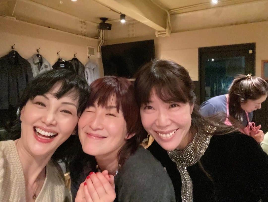 akkoのインスタグラム：「昨夜は大好きなお2人とご飯へ❣️ お2人は先日のライブにも来て下さり、 本当に感激です💖  果歩さん、昨夜も美し過ぎて見惚れてしまった😍 楽しくなり過ぎて、めっちゃ酔っ払いの3人です〜😆🥂 前世私たちはきっと姉妹で、 なぜか私が長女だったということになりました😊笑 長女は頼りないからって😋爆笑  あー楽しかった👍👍👍 果歩さん、ちはるちゃん、ありがとうございました❣️ また姉妹会しましょうね〜💕💕💕 #akko #akkostagram #mll #南果歩 #ちはるちゃん #白金のたつこ」