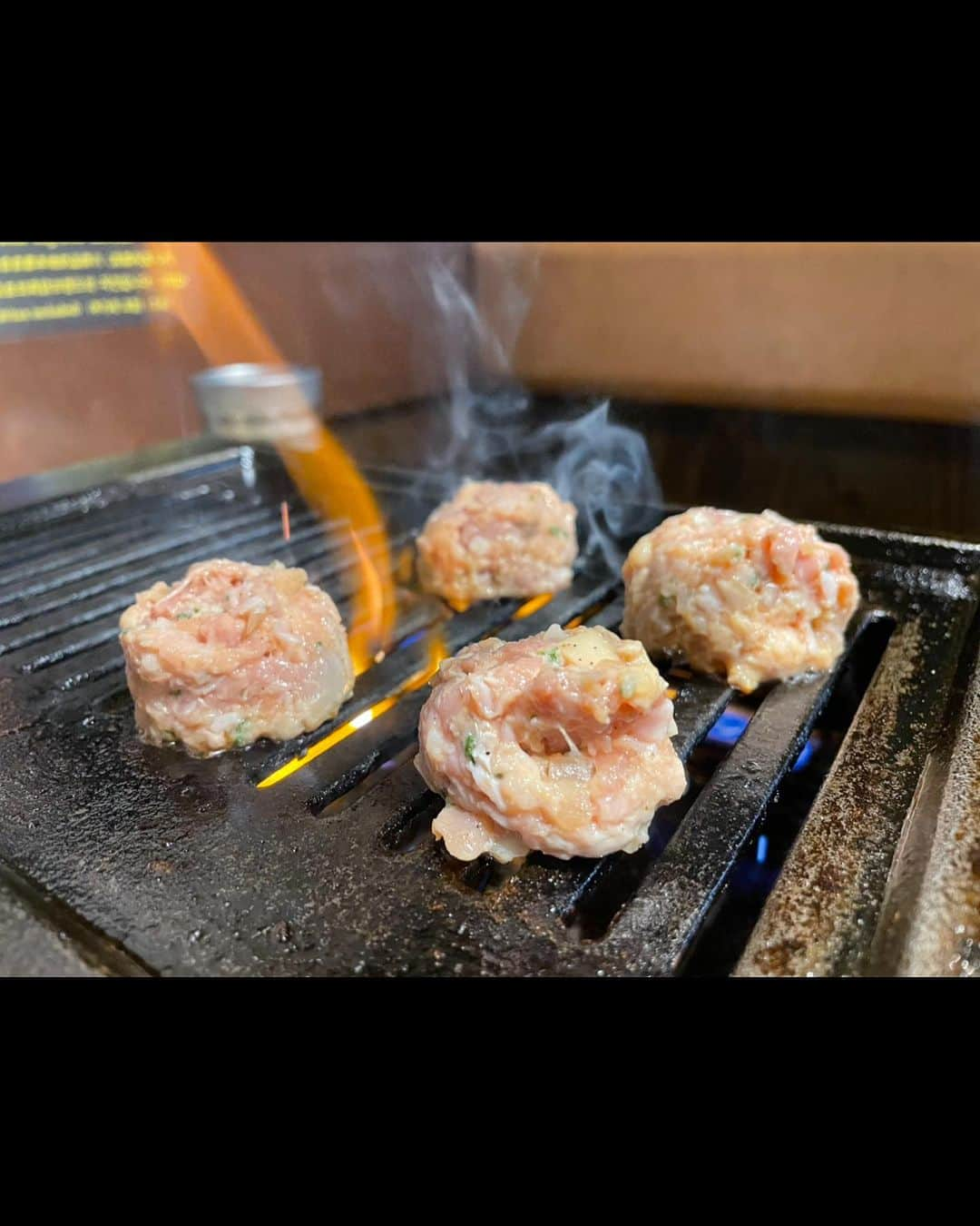 福井柑奈さんのインスタグラム写真 - (福井柑奈Instagram)「大阪、難波 『鉄板ぢどり焼TARO難波中店』さんに行ってきたよん♪  一日女将イベントをしてるのは 大阪福島本店なのですが 今回は難波店さんに😚💓 自分がお客様側になってTAROさんに行くのは久しぶりなのです🤗  コースをいただきました🙏 めっちゃお得でとにかく美味しいし 楽しめるのでおすすめです。  名物あじさい豚フィレ🐷 無菌豚なのでレアで 食べられるとのこと❣️ もちもちです！  紀州鴨のあらびきつくね🦆 お店の方が丁寧に焼いてくれます♪ コリコリ食感大好き！  丹波黒どり雌　盛り合わせ🐓 堪らーーーーーん🤤 程よい歯応えがあって旨みがすごい⤴︎  〆はミニ鶏清湯ラーメンor鶏かやくごはん ラーメンキラキラしてる。 とりの旨味がすごいです💓🤤 かやくごはんも最高☝️  ✨コースメニュー✨ 7種のピクルス 名物ねぎ塩上ハツ 名物あじさい豚フィレ 名物紀州鴨あらびきつくね 名物ぢどり焼き盛り合わせ 焼き野菜盛り合わせ ミニ清湯ラーメンor鶏かやくご飯 デザート（抹茶アイスor柚子シャーベット） ＋とり刺し4種盛り付き  なんばでアクセスいいし お気軽にみなさん行ってみてねん♩  PR @jidoriyaki.taro.nanba #鉄板ぢどり焼taro難波中店 #鉄板ぢどり焼taro #難波飲み #難波グルメ #難波居酒屋 #大阪飲み #難波焼き鳥」12月9日 18時39分 - kanna_fukui