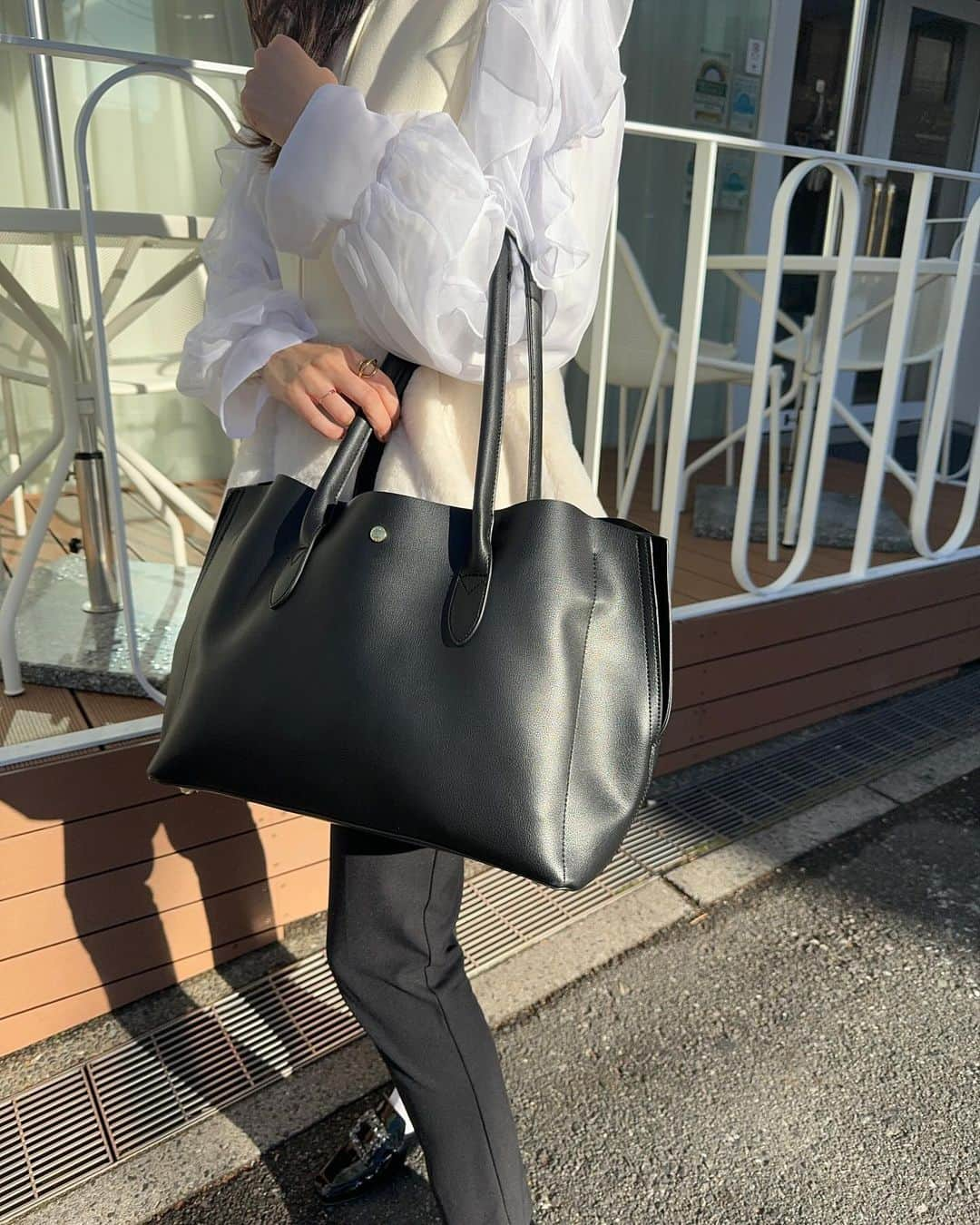 haruru0724のインスタグラム：「. Legato Largo(レガートラルゴ)のトートバッグ👜 @nissen_ladies_official  ニッセン独自の働く女性モニター109名の声を反映させた理想のトートバッグ✨ Legato Largoで人気の「かるいかばんトートバッグ」を お仕事仕様に改良した、ニッセンでしか買えない型なんだよ🩷 オフィススタイルに合わせやすいシンプルデザインで、 コーデにも合わせやすい😍 小物を収納できゆポケットが充実してるし、 たくさん荷物入るから、私はママバッグとしても使っちゃう✌🏻  今なら20%OFFで購入できるクーポン配布中♡ クーポンコード：PG35 (12/18 AM11：00まで使用可)  商品名：Legato Largo(レガートラルゴ)PC収納付かるいトートバッグ 商品番号：ASE0223C0001 価格：定価¥7,689(税込)→20%OFFで¥6,151(税込) . . . #PR #legatolargo #レガートラルゴ #ニッセン #nissen #トートバッグ #ママコーデ #ママファッション #大人可愛い #上品コーデ #高見えコーデ  #綺麗目コーデ #きれいめコーデ #キレイめコーデ #大人カジュアル #きれいめカジュアル #綺麗目カジュアル  #モノトーンコーデ #白黒コーデ  #オフィスカジュアル #オフィスコーデ #partegram #locari」